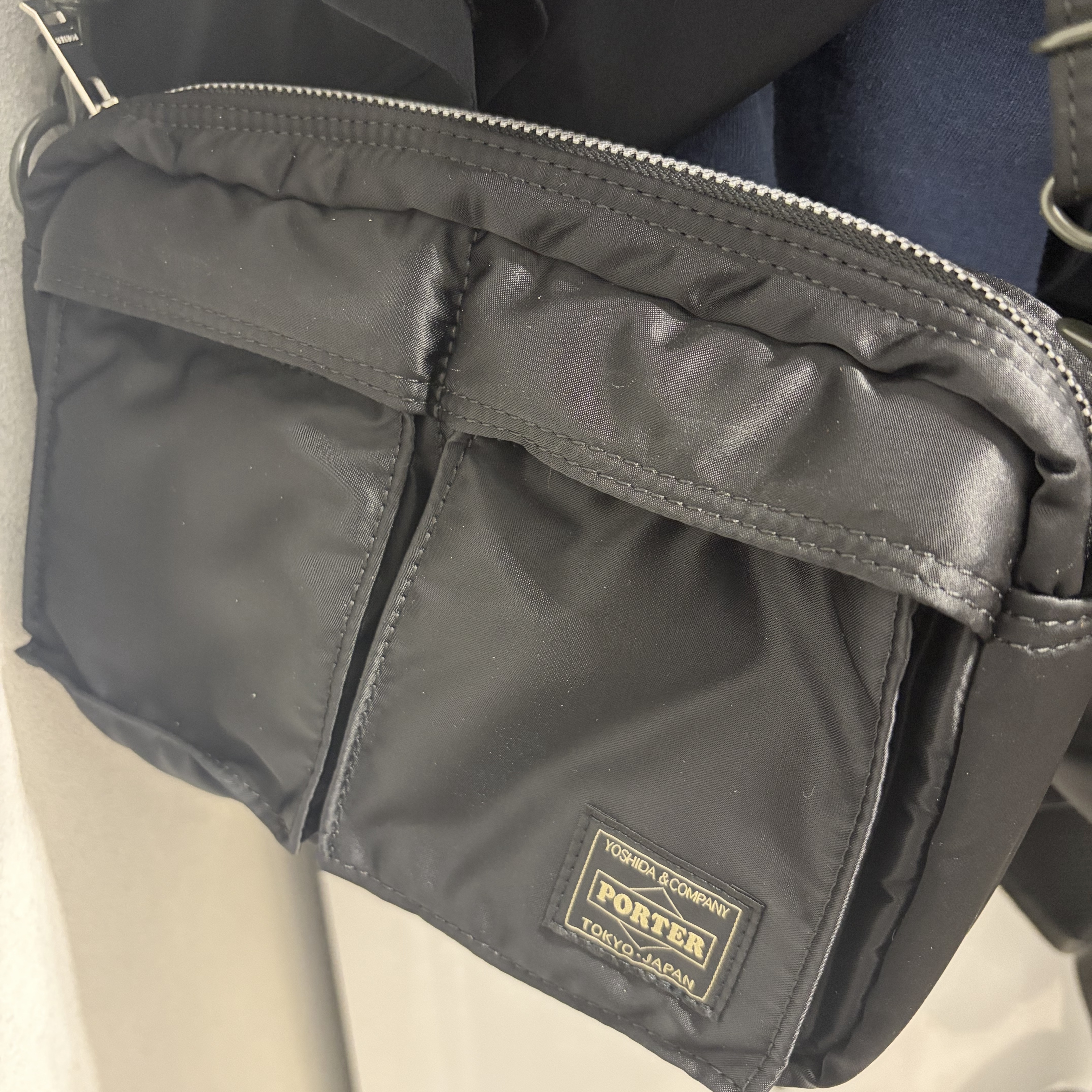 Porter All New Tanker Sling Bag Black 착용 스타일