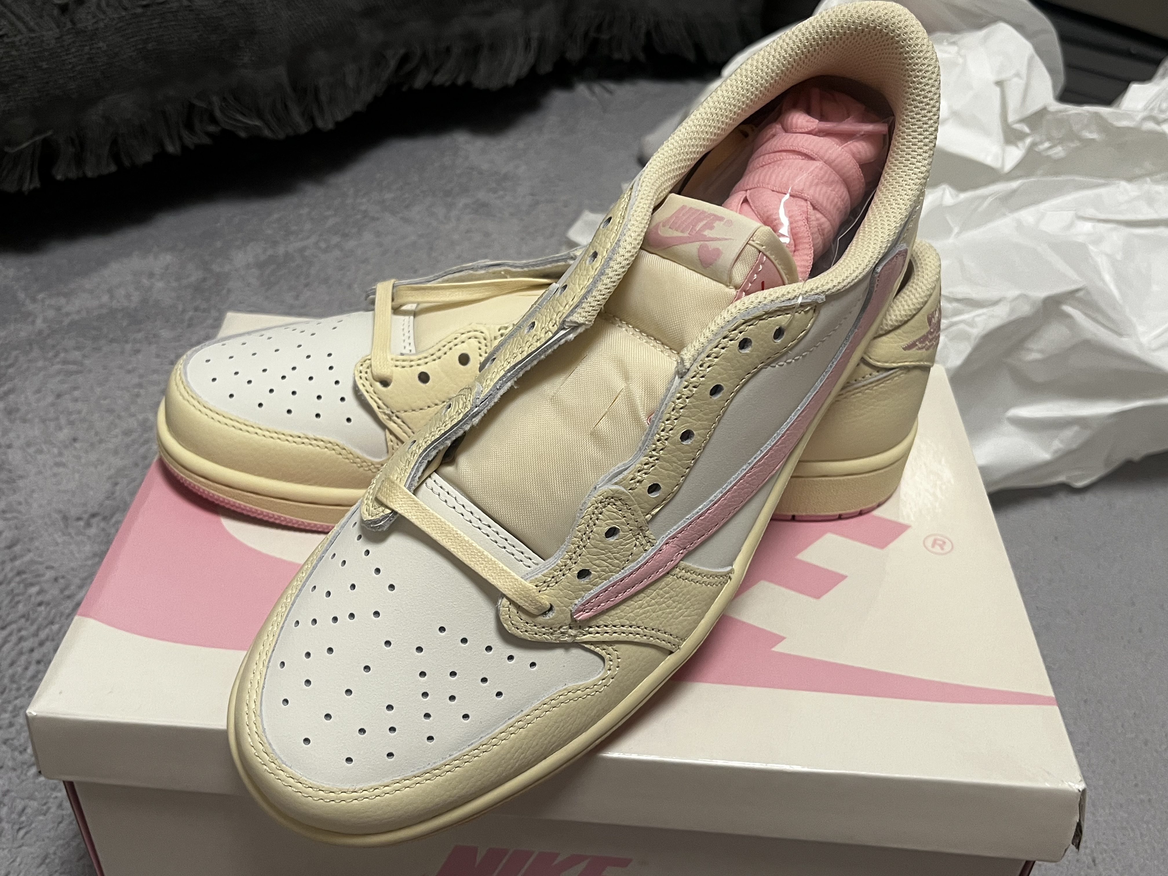 Jordan 1 x Travis Scott Retro Low OG SP Muslin Shy Pink 착용 스타일 - 2