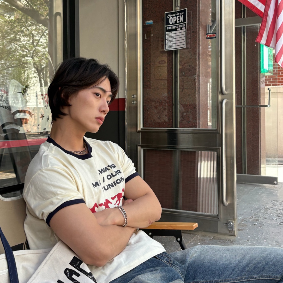 AMOU Runing Horse Ringer T-Shirts Ivory 착용 스타일 - 1