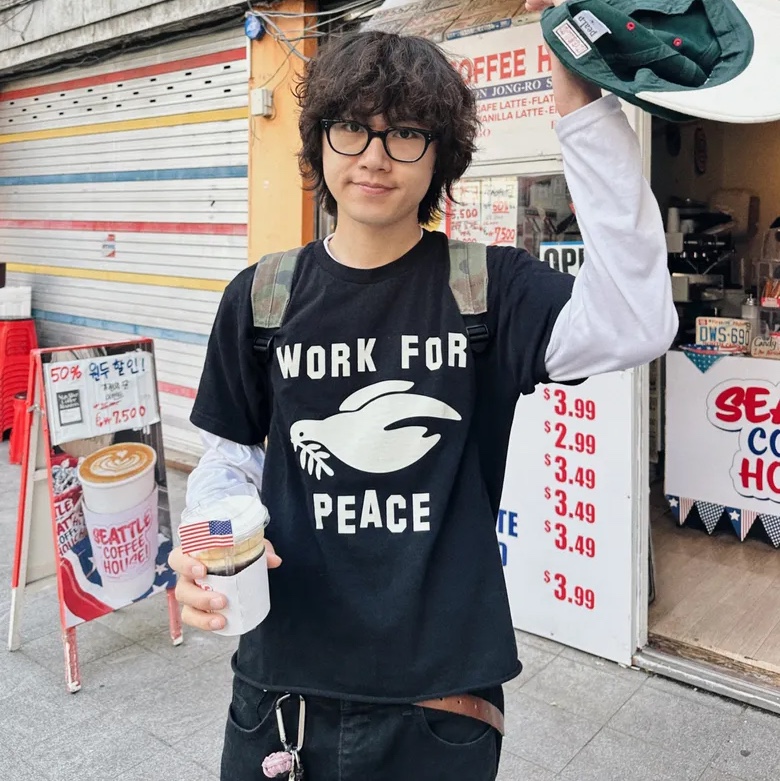 GILDAN x Vintage Collection Work For Peace T-Shirt Black 착용 스타일 - 4