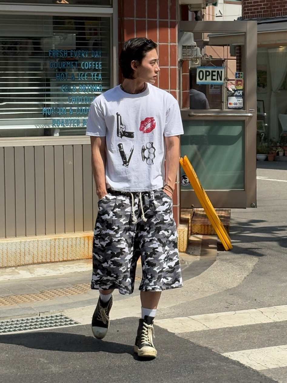 [KREAM 단독] AMOU Danger Love Reglan T-Shirts White, [KREAM 단독] AMOU Molly Camo One Tuck Sweat Bermudapants White 착용 스타일 - 3