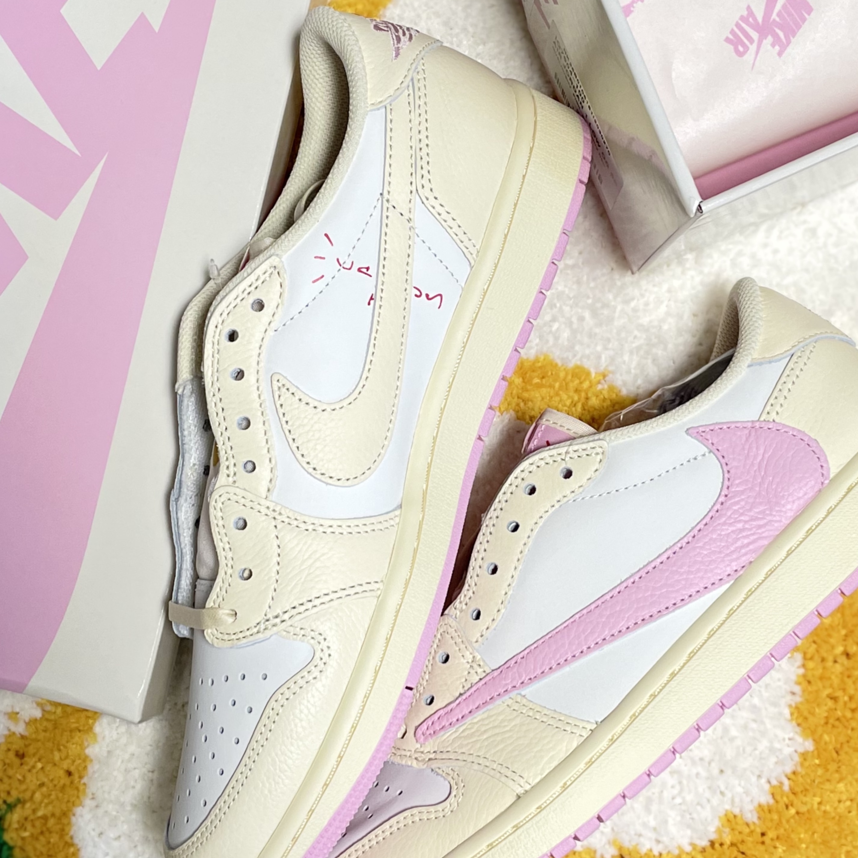 Jordan 1 x Travis Scott Retro Low OG SP Muslin Shy Pink 착용 스타일