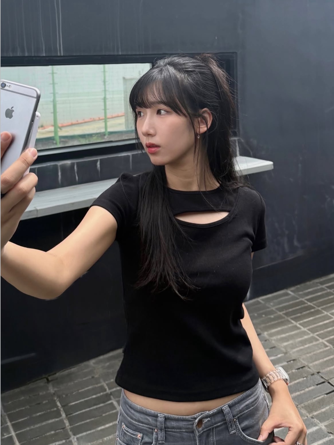 PHOS333 W Slim Fit Slit T-Shirt Black 착용 스타일 - 3