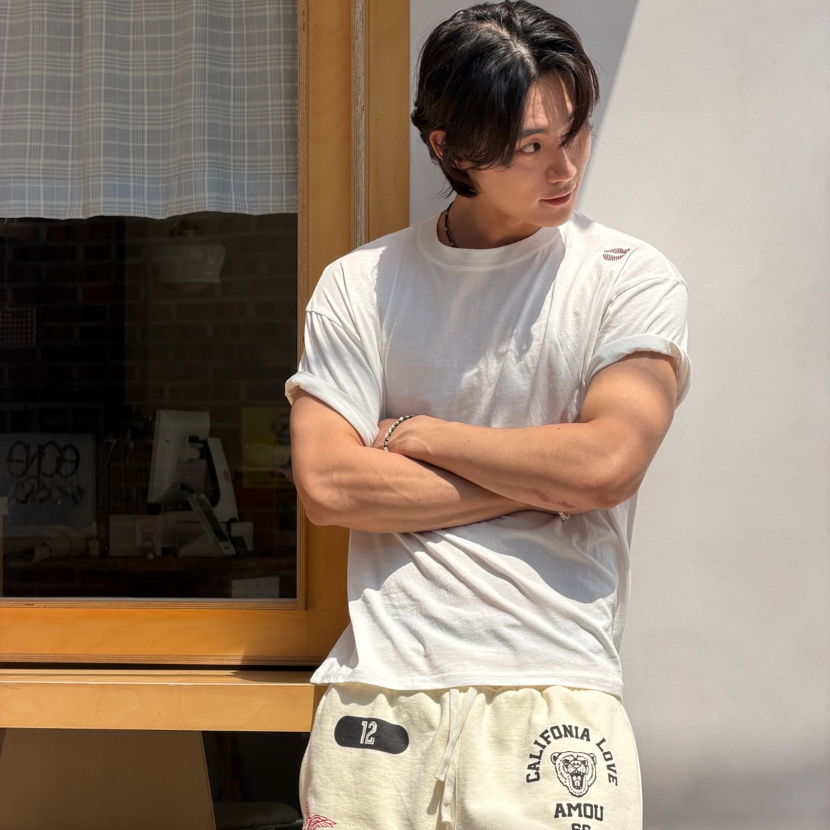 [KREAM 단독] AMOU Kiss Mark Garment T-Shirts White, [KREAM 단독] AMOU Cali Shorts Cream 착용 스타일 - 1