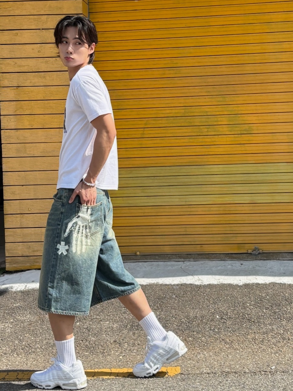 AMOU Dancing Skull Half T-Shirts White, AMOU Hand Sign Denim Bermuda Pants Blue 착용 스타일 - 2