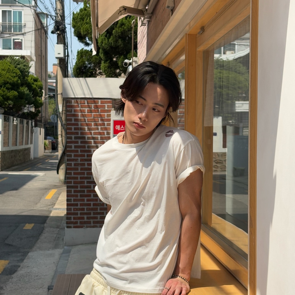 [KREAM 단독] AMOU Kiss Mark Garment T-Shirts White, [KREAM 단독] AMOU Cali Shorts Cream 착용 스타일 - 5