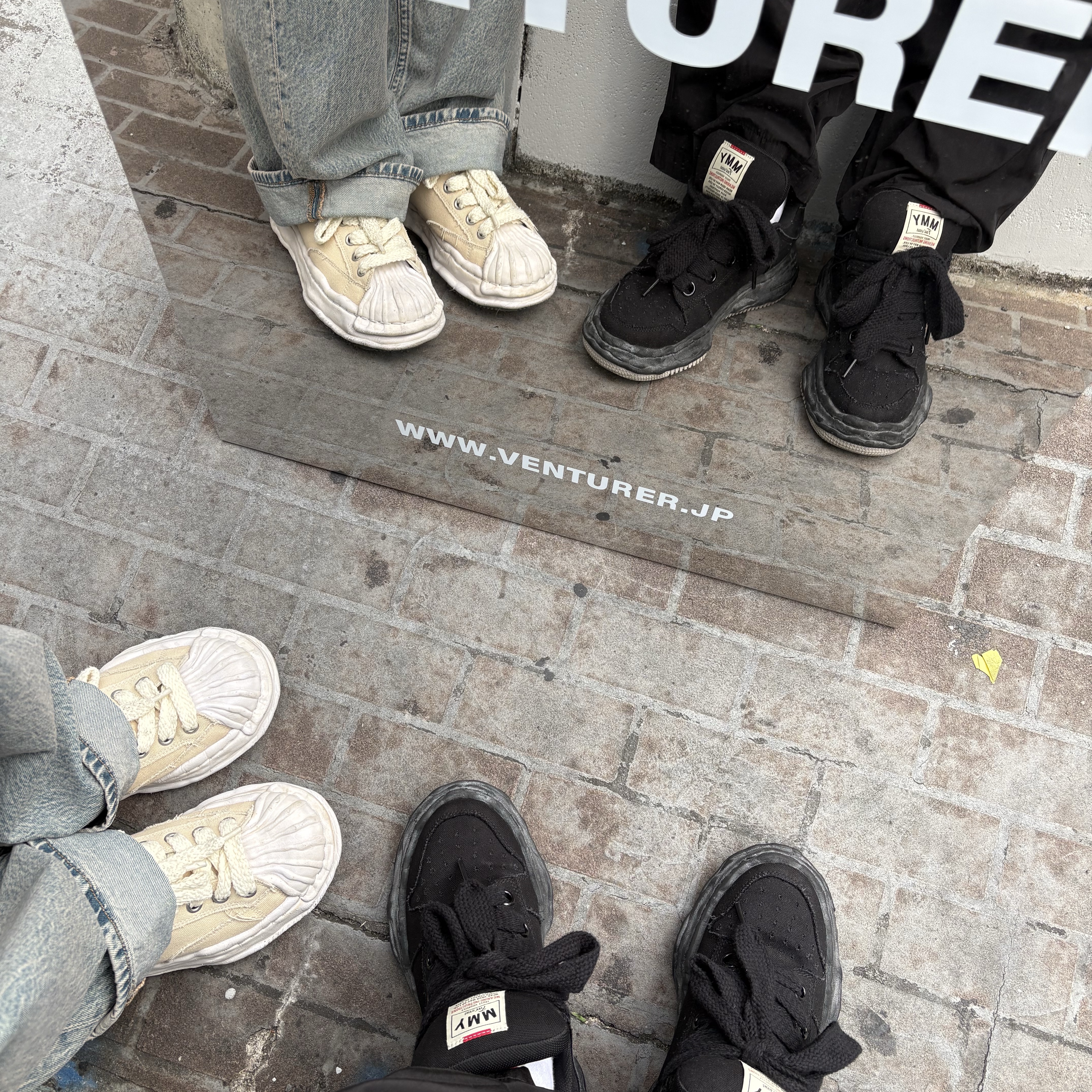 Maison Mihara Yasuhiro Wayne Puffer OG Sole Canvas Low-top Sneaker Black Black, Maison Mihara Yasuhiro Blakey OG STC Sole OD Canvas Low-top Sneakers White 착용 스타일 - 1