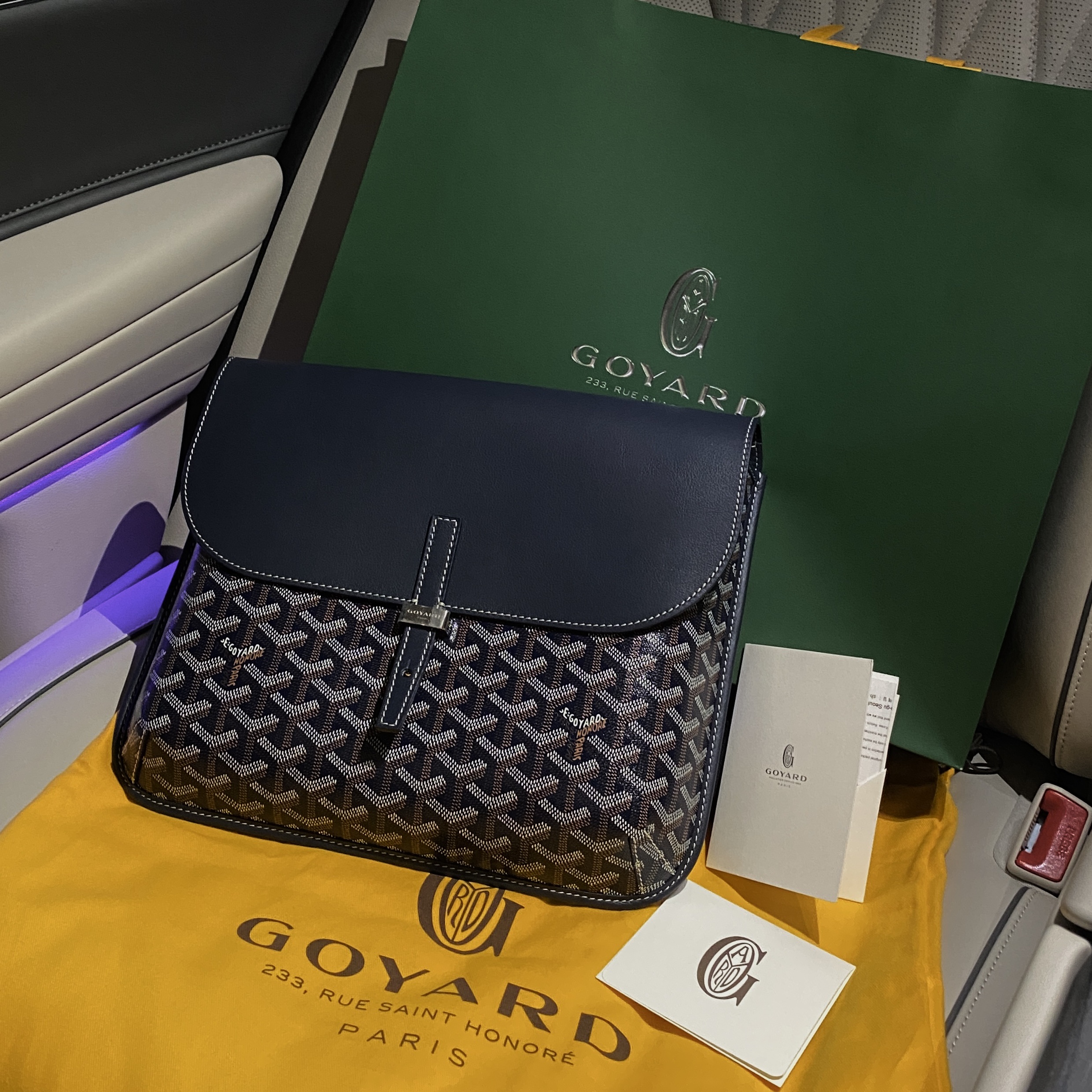 Goyard Coursier Messenger Bag Navy Blue 착용 스타일