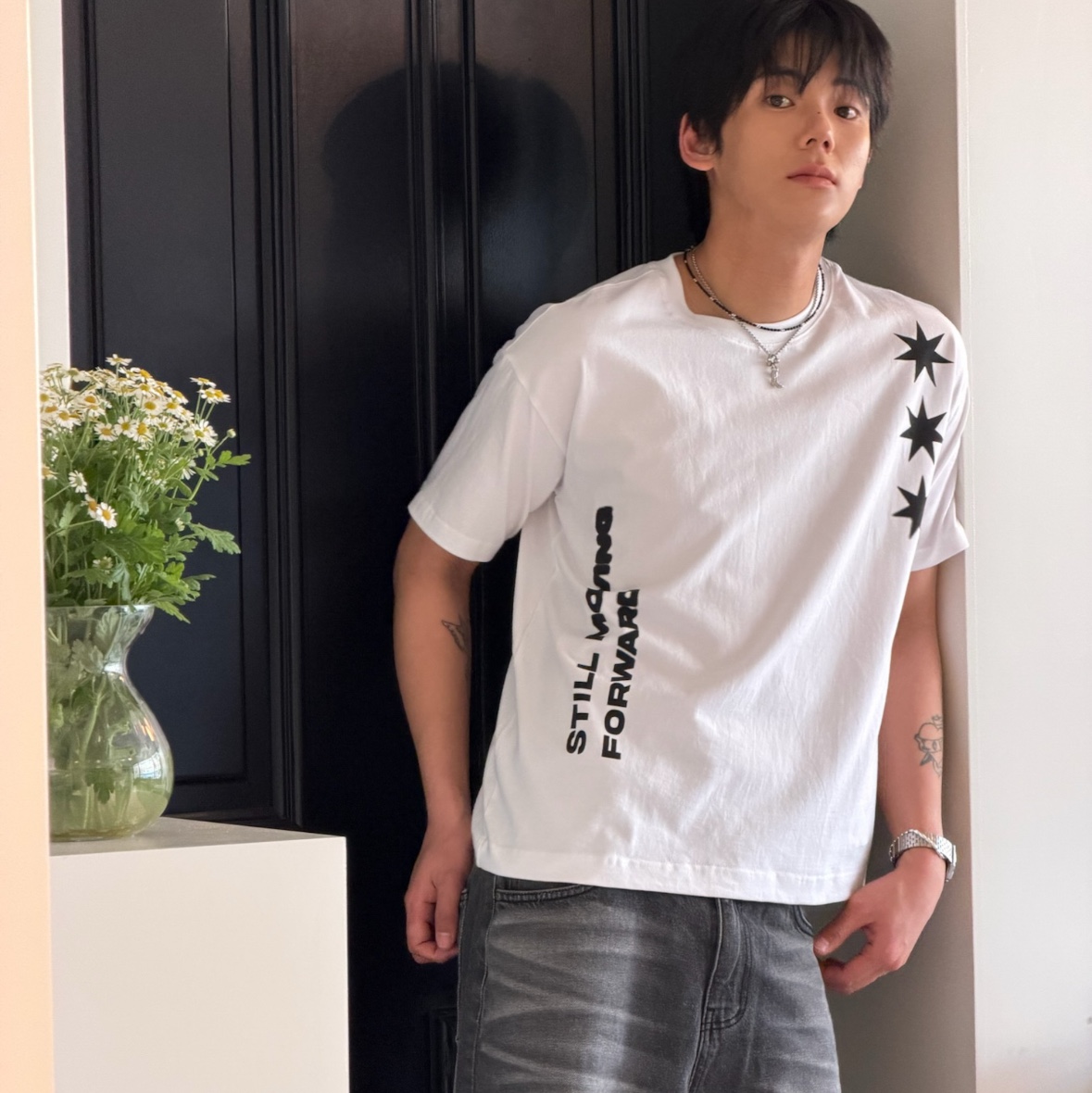 AMOU Motion Half T-Shirts White 착용 스타일 - 5