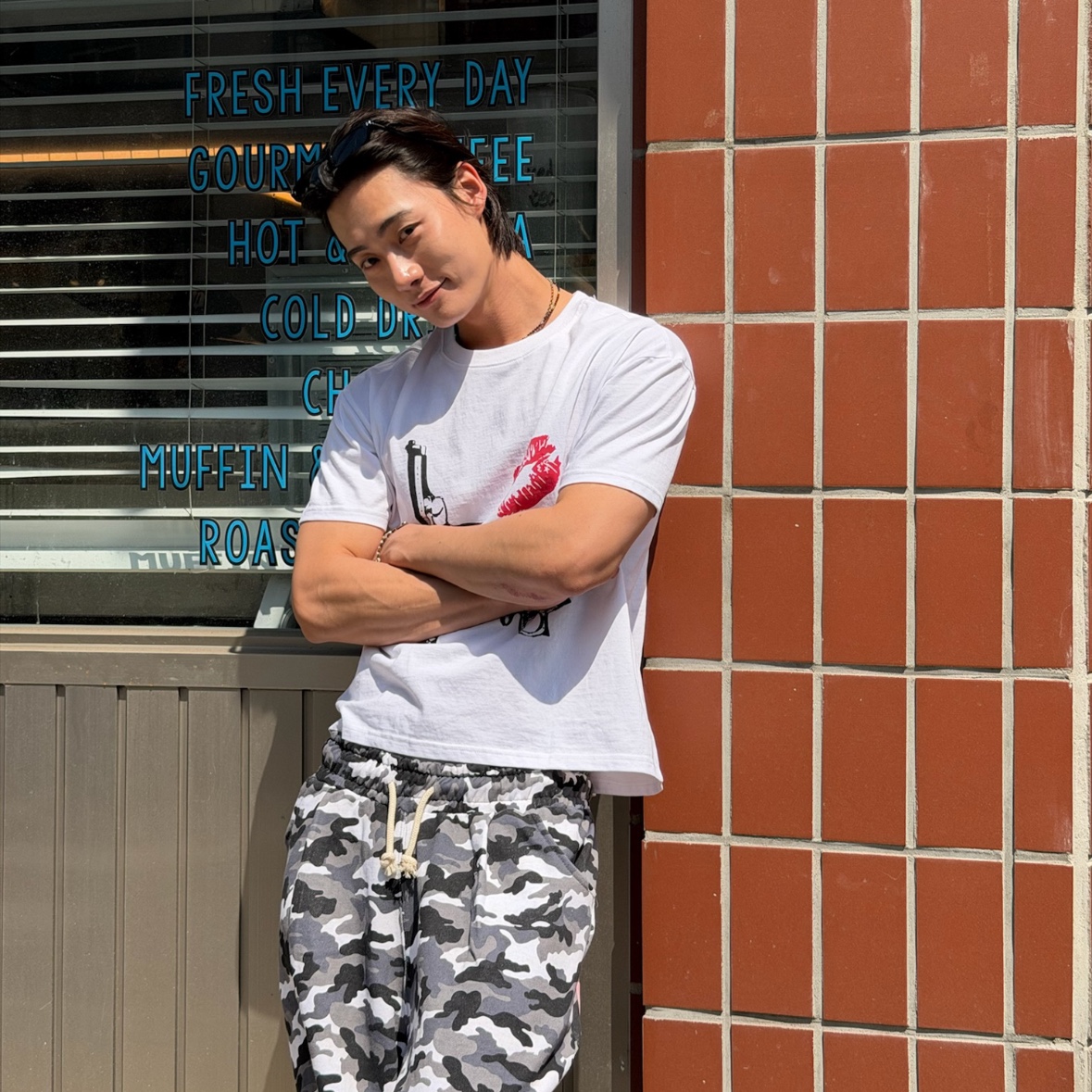 [KREAM 단독] AMOU Danger Love Reglan T-Shirts White, [KREAM 단독] AMOU Molly Camo One Tuck Sweat Bermudapants White 착용 스타일
