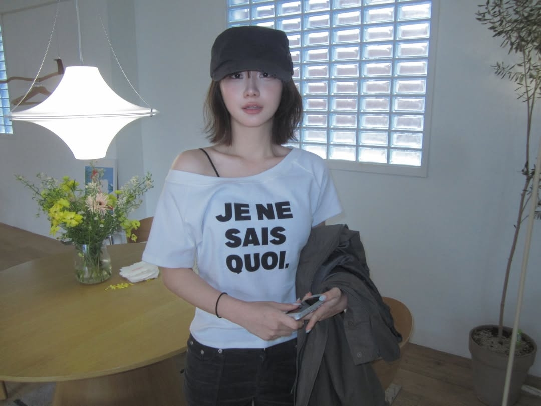 Rosefrantz Minimal French Lettering T-shirt [White] 착용 스타일 - 1