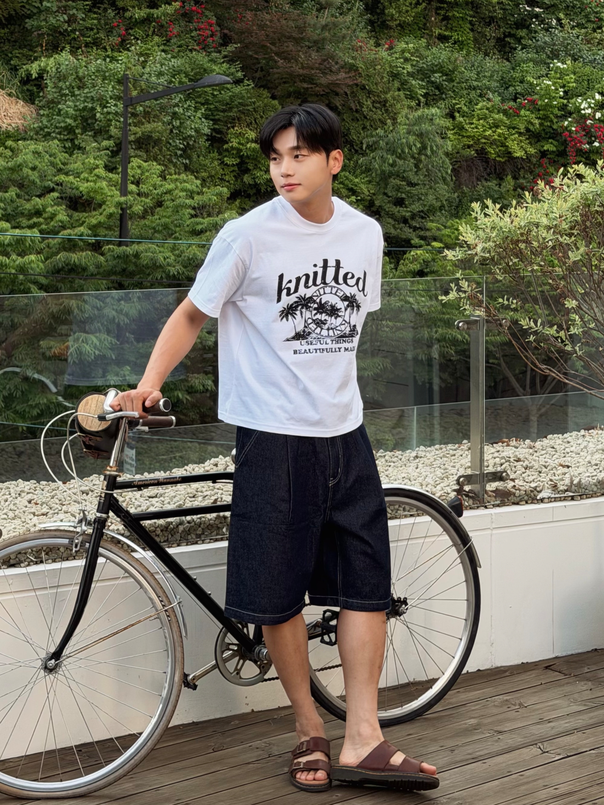 Knitted Pigment Palm Tree Graphic T-Shirt White, Knitted Pigment Palm Tree Graphic T-Shirt Black 착용 스타일 - 1