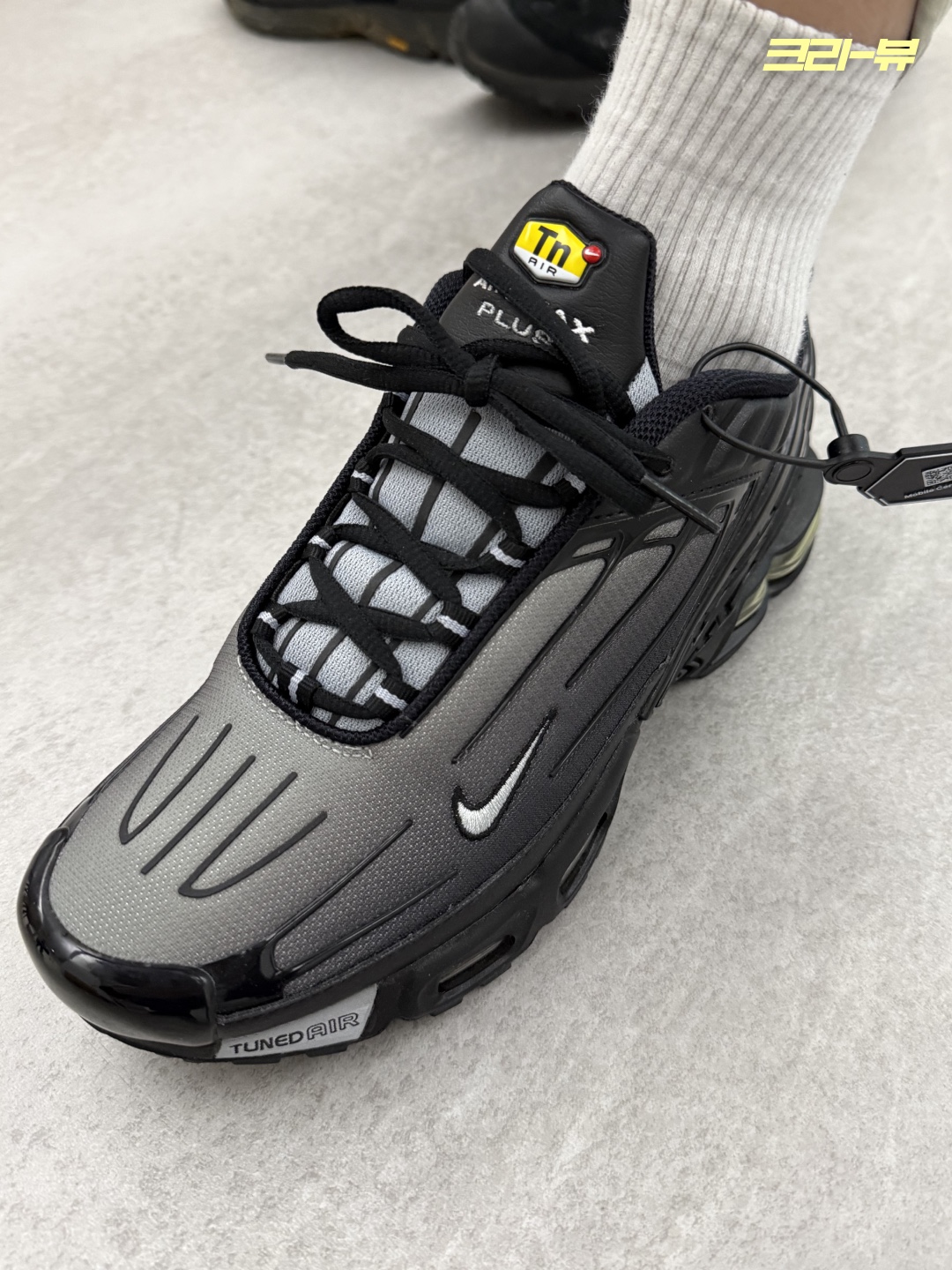 Nike Air Max Plus 3 Black Wolf Grey 착용 스타일 - 3