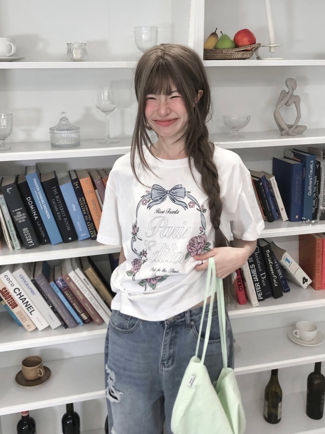 Rosefrantz Vintage Floral Frame T-shirt [White] 착용 스타일 - 2