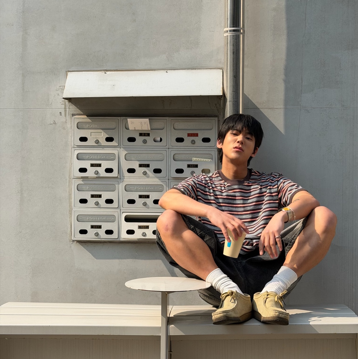 AMOU Amou Multi Stripe Ringer T-Shirts Brown, AMOU Work For Peace 5pannel Cap Black 착용 스타일 - 2