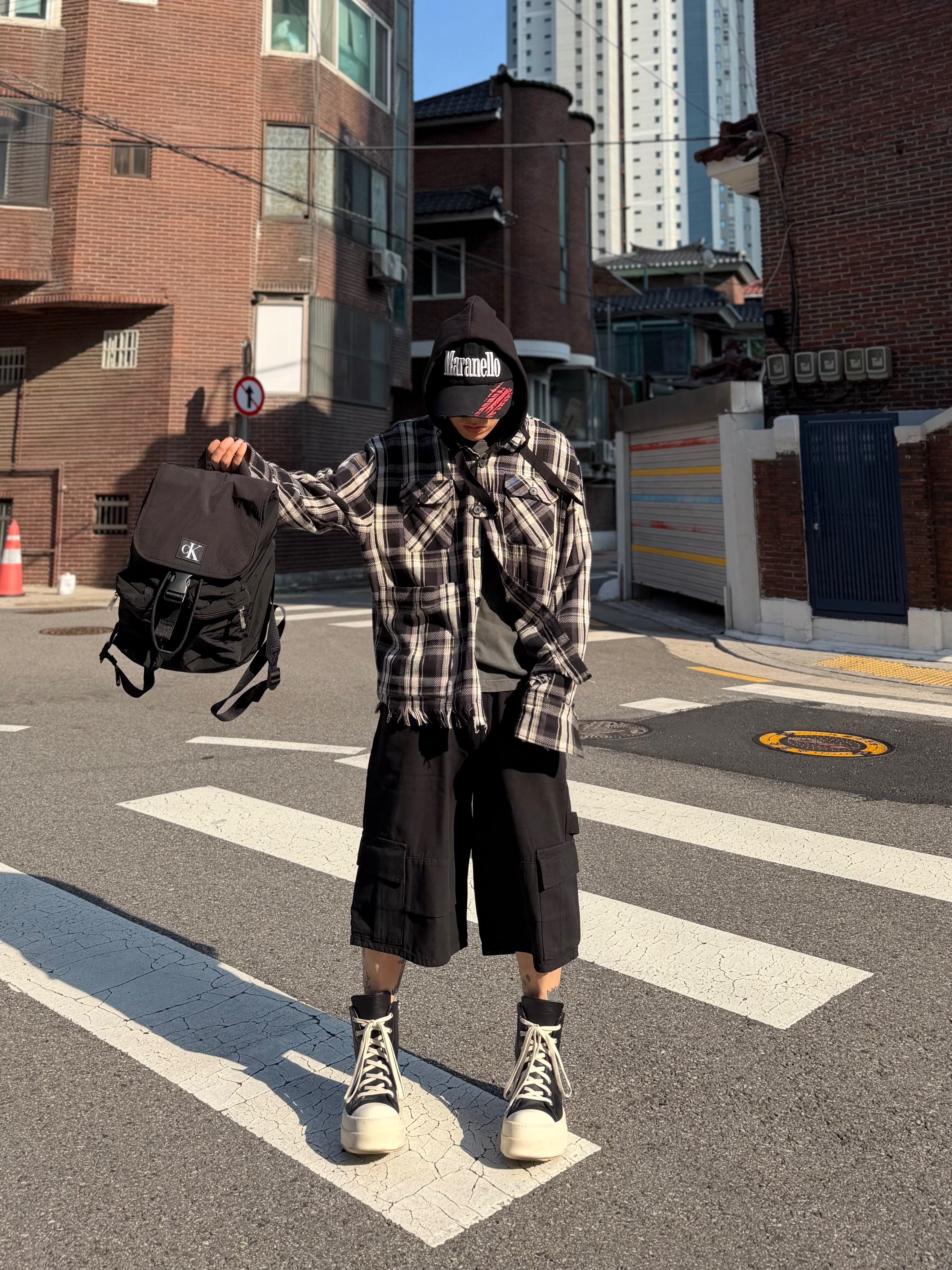 Rick Owens Mega Bumper Sneakers Black Milk 착용 스타일 - 2