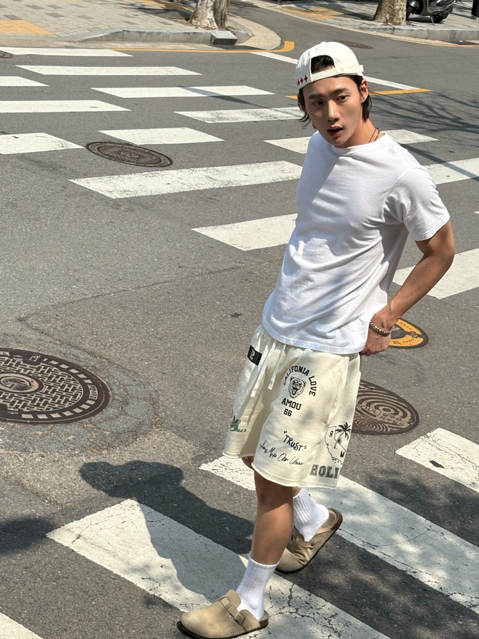 [KREAM 단독] AMOU Cali Shorts Cream, AMOU Work For Peace 5pannel Cap Ivory 착용 스타일 - 4
