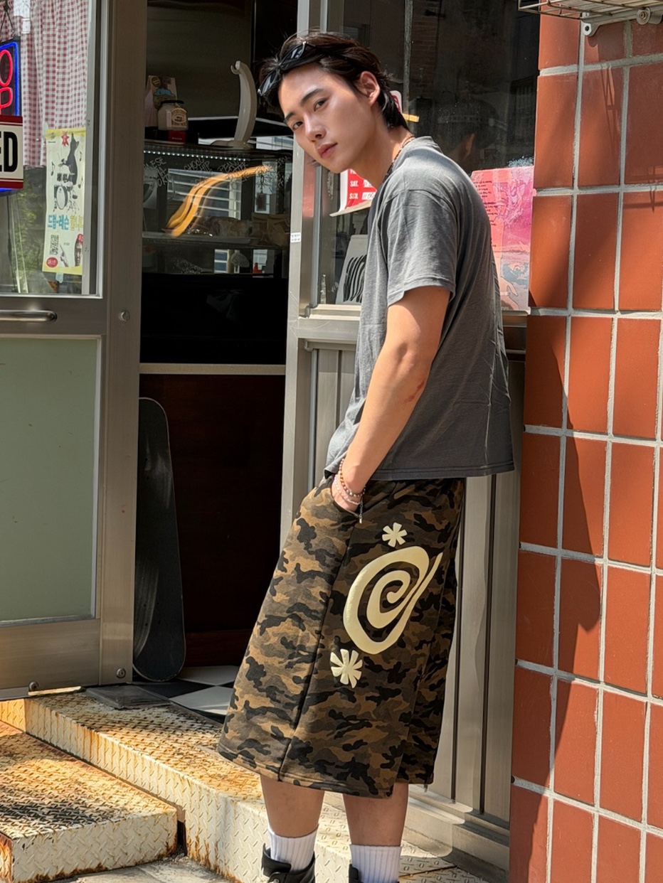 [KREAM 단독] AMOU Kiss Mark Garment T-Shirts Chacoal, [KREAM 단독] AMOU Molly Camo One Tuck Sweat Bermudapants Green 착용 스타일 - 3
