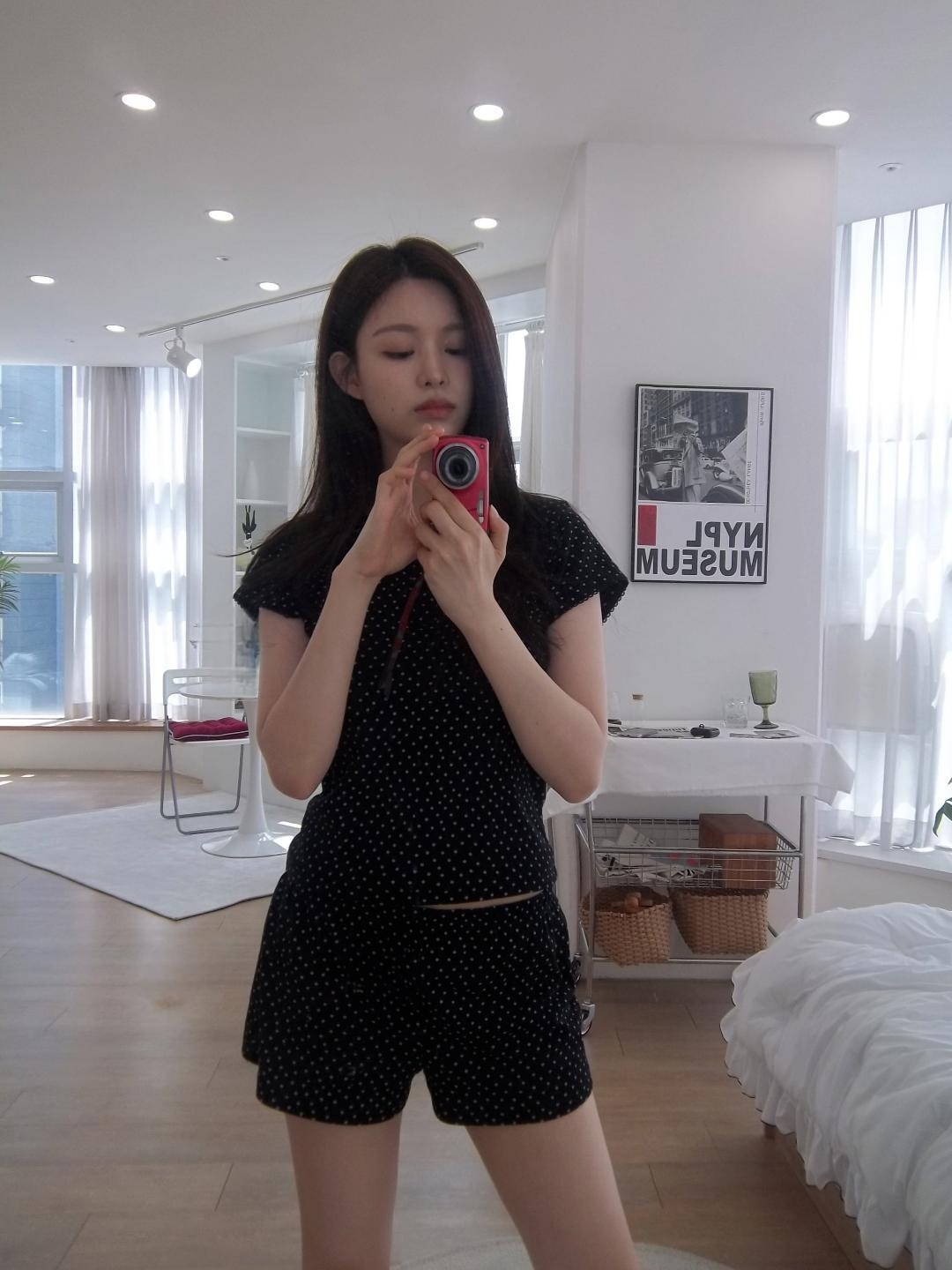 Rosefrantz Rose & Berry Lounge T-shirt [Black], Rosefrantz Rose & Berry Lounge Shorts [Black] 착용 스타일 - 2
