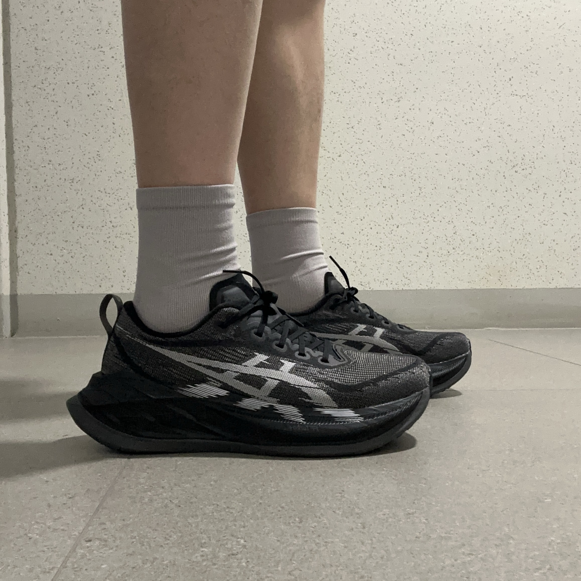 Asics Superblast 2 Black White 착용 스타일