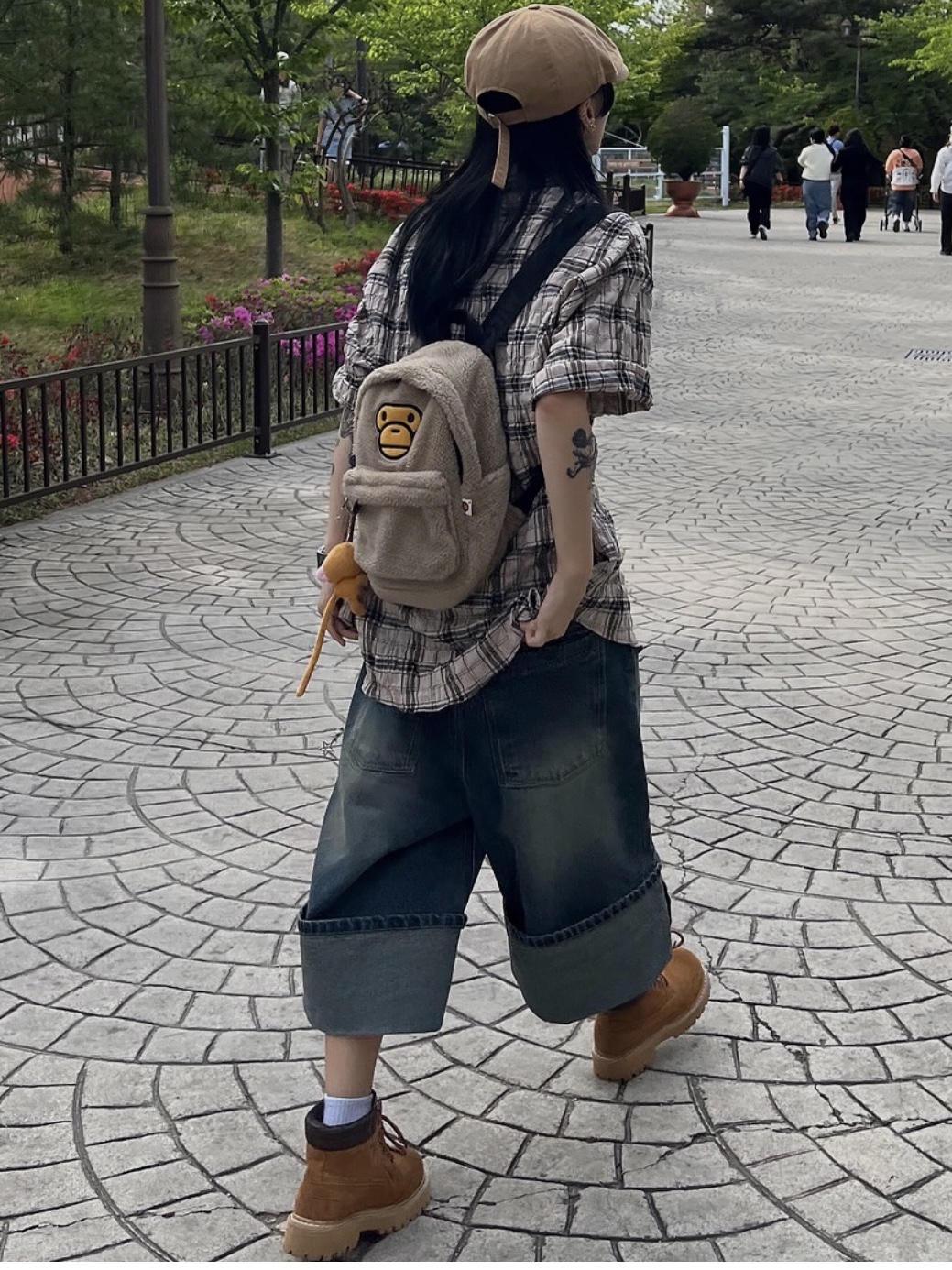 BAPE Baby Milo Mini Fur Backpack Beige 착용 스타일 - 3