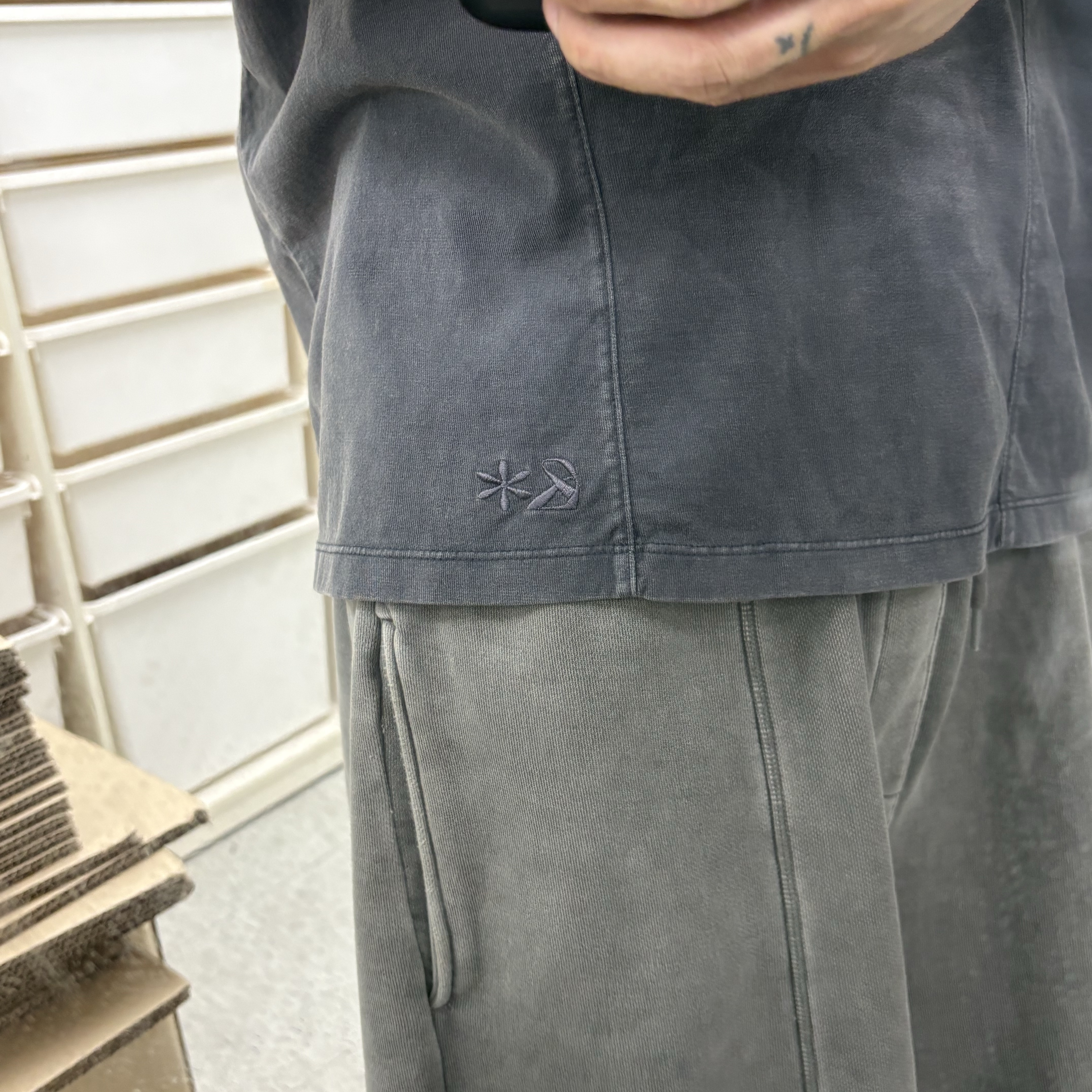 Riomeu Curved Incision Washed Short Sleeve T-shirt Gray 착용 스타일 - 2