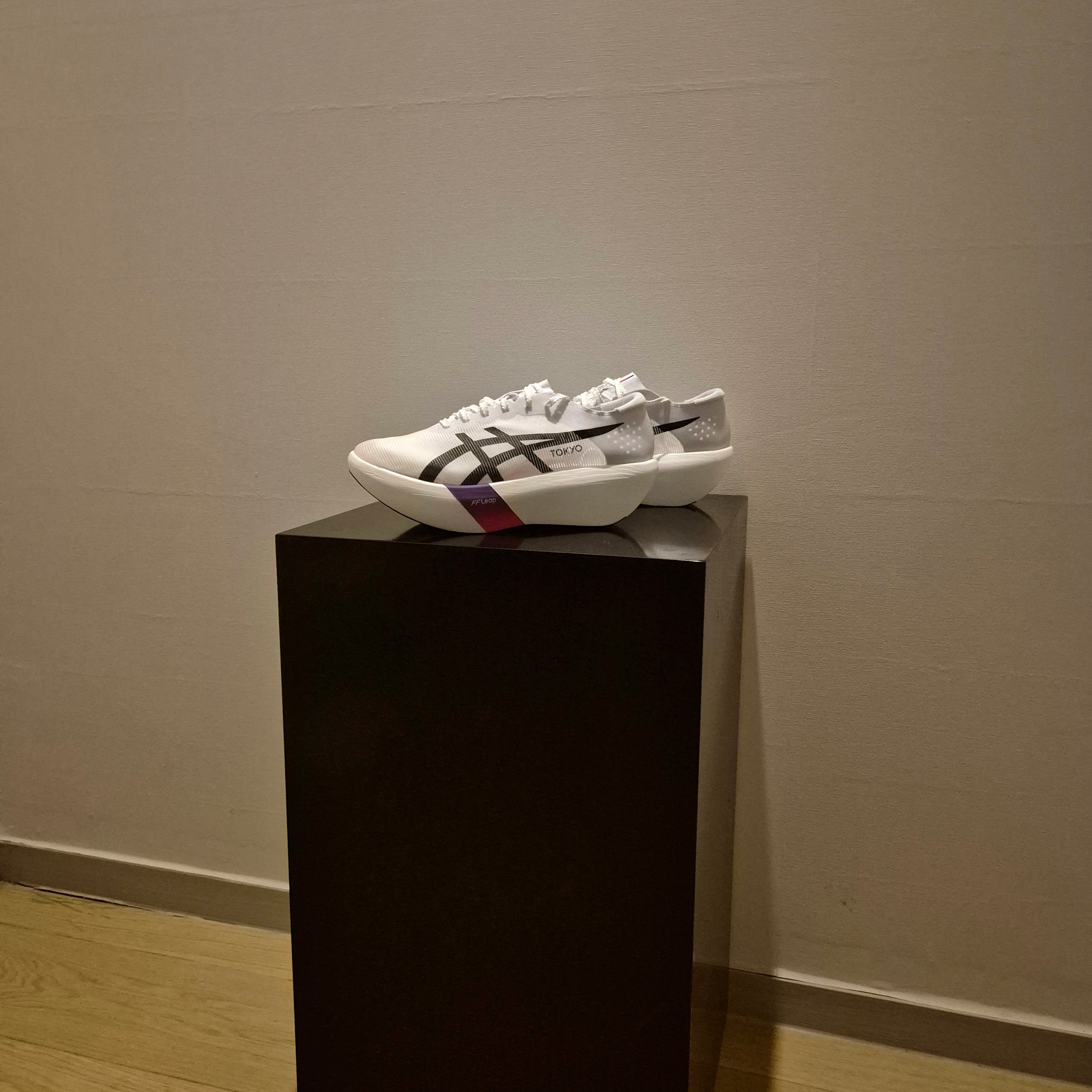 Asics Metaspeed Ray Tokyo White Flash Red 착용 스타일