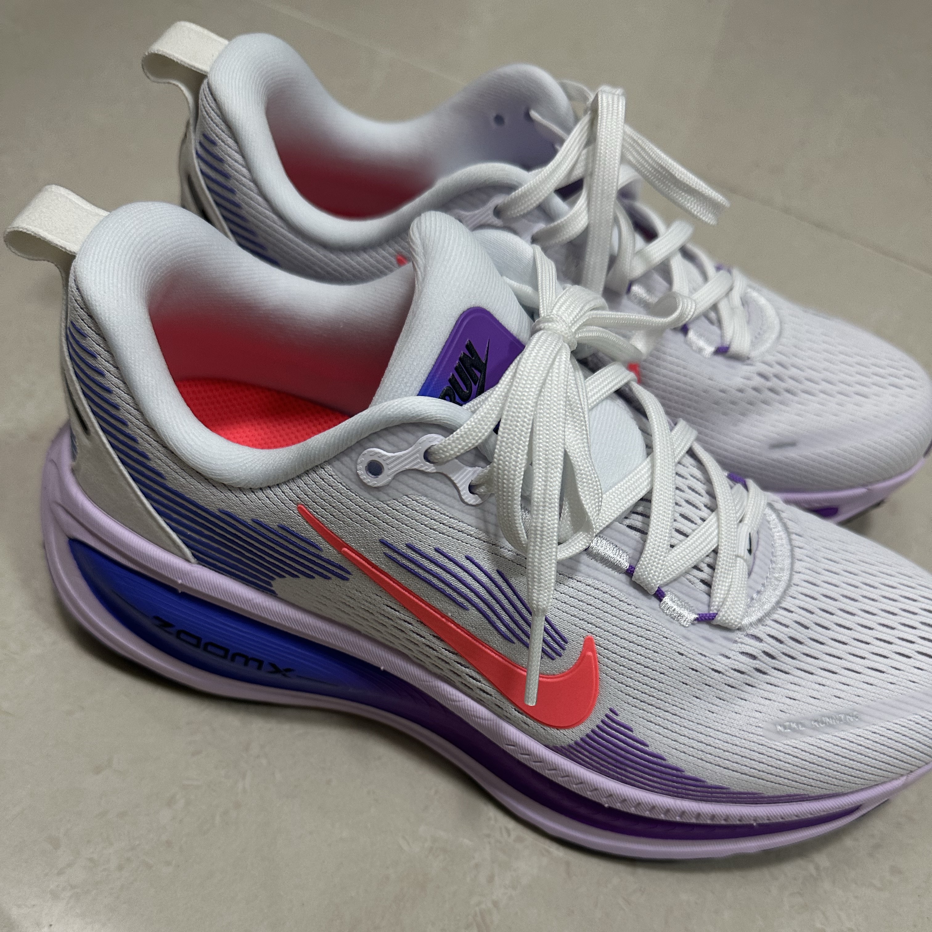 (W) Nike Vomero 18 White Violet Mist 착용 스타일