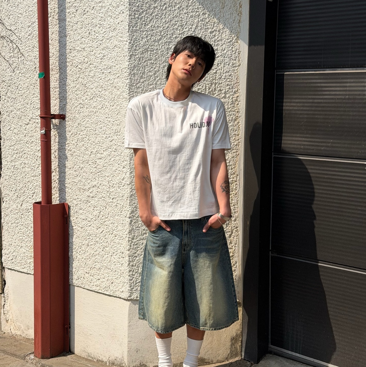 AMOU Holiday Half T- Shirts White 착용 스타일 - 2