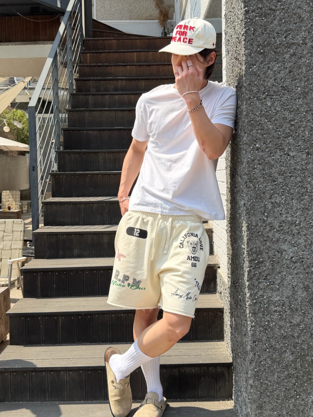 [KREAM 단독] AMOU Cali Shorts Cream, AMOU Work For Peace 5pannel Cap Ivory 착용 스타일 - 2