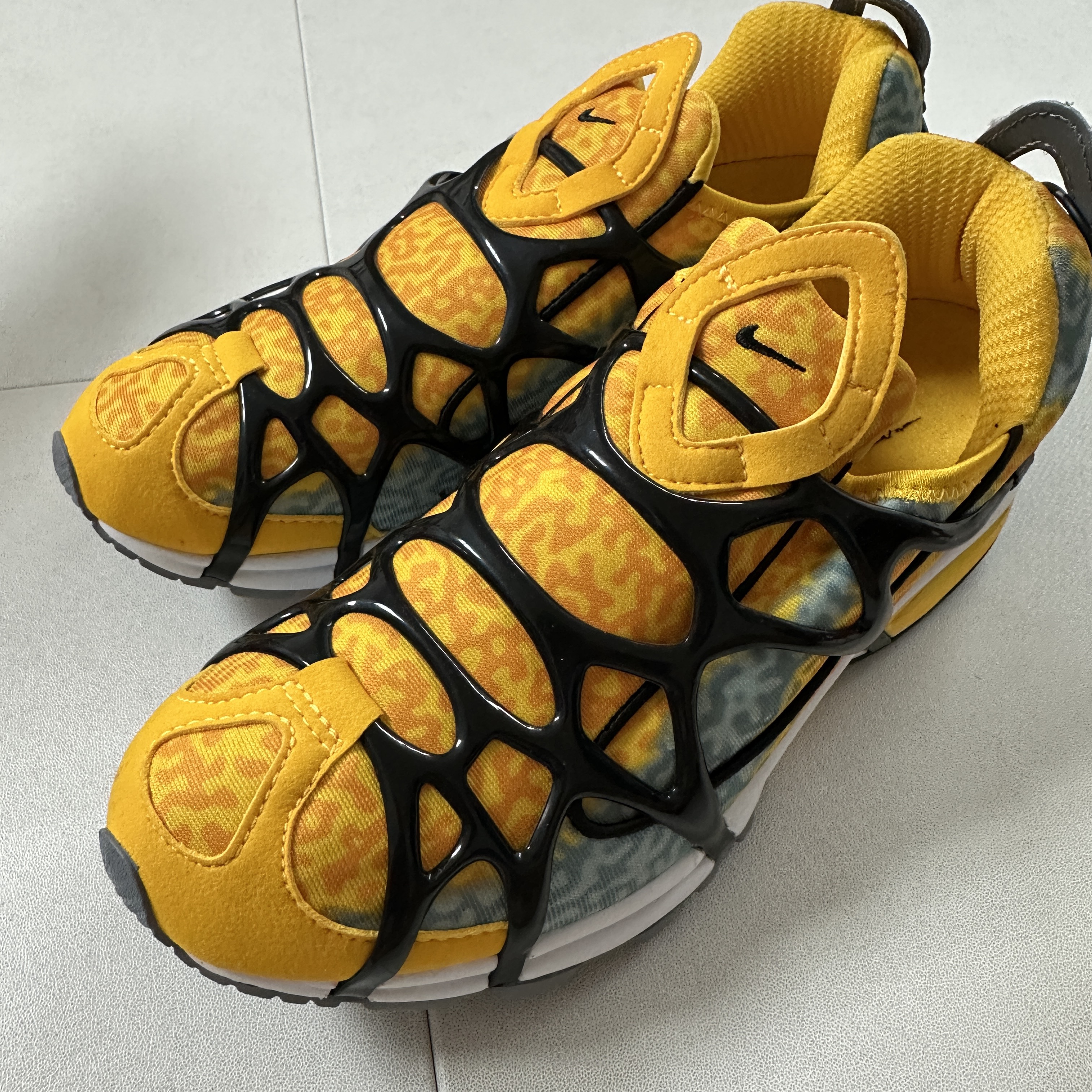 Nike Air Kukini University Gold Cool Grey 착용 스타일 - 1