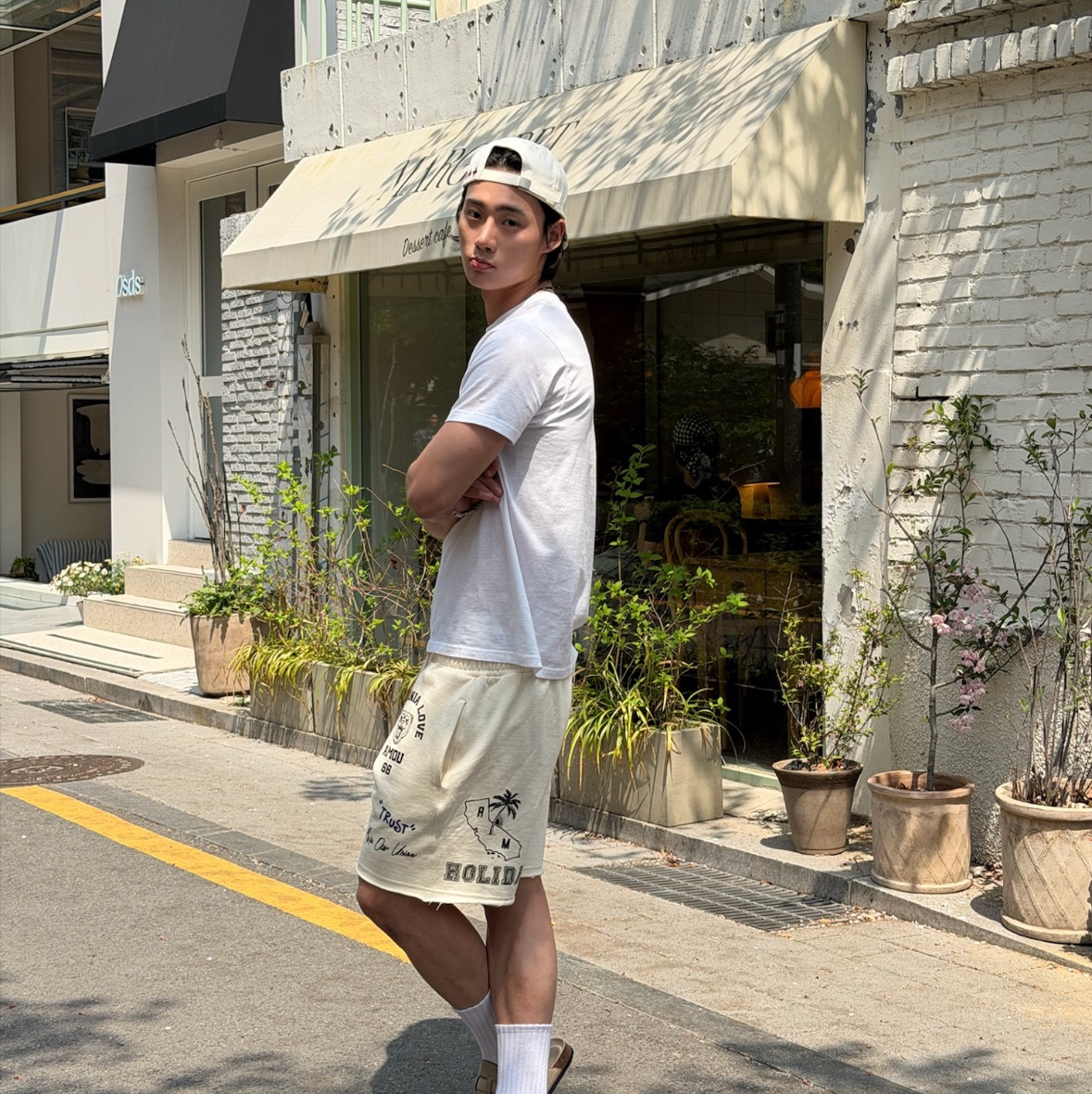 [KREAM 단독] AMOU Cali Shorts Cream 착용 스타일 - 3