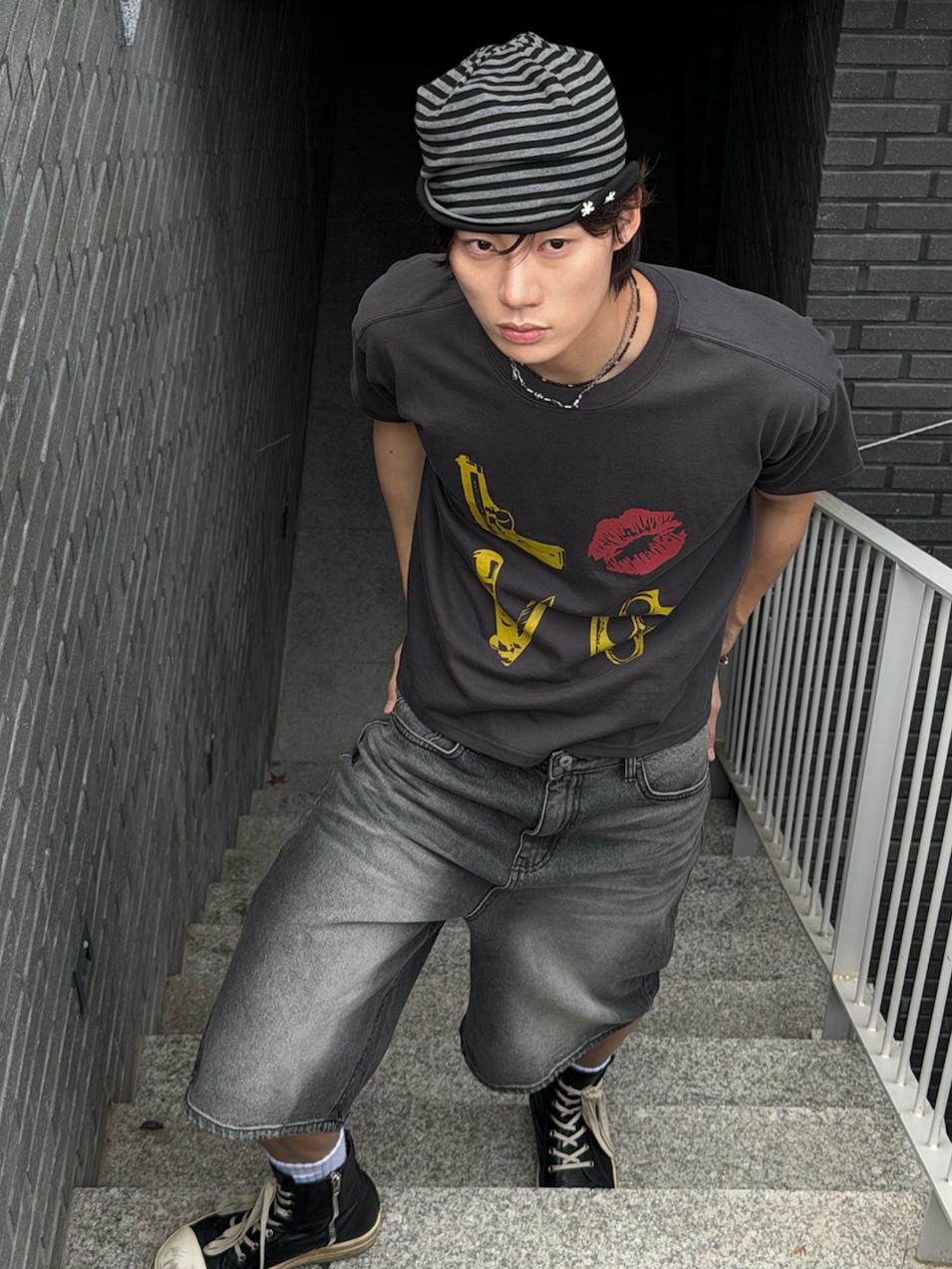 AMOU Reversible Stripe Beanie Black, [KREAM 단독] AMOU Danger Love Reglan T-Shirts Chacoal 착용 스타일 - 2