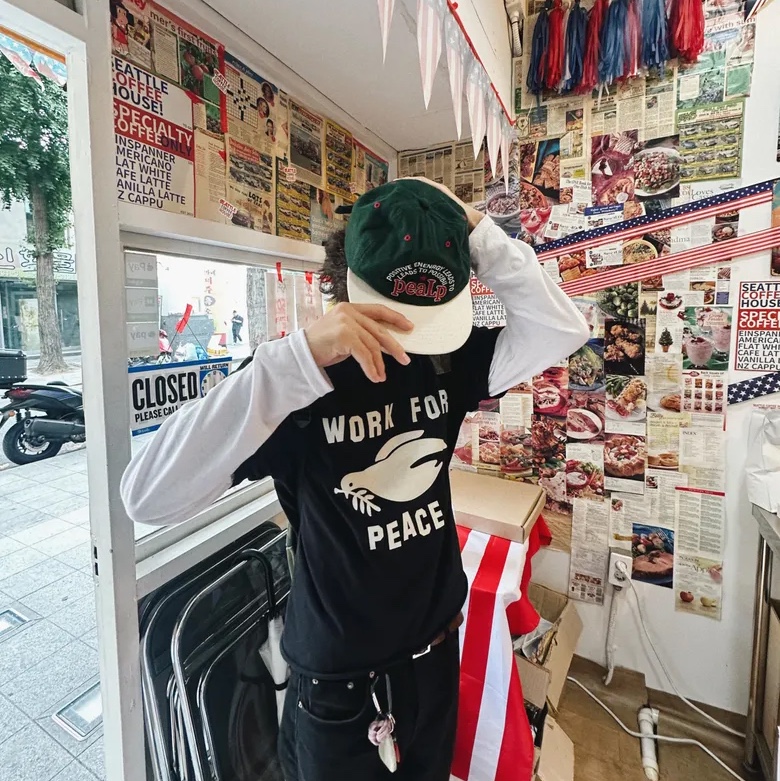 GILDAN x Vintage Collection Work For Peace T-Shirt Black 착용 스타일 - 1