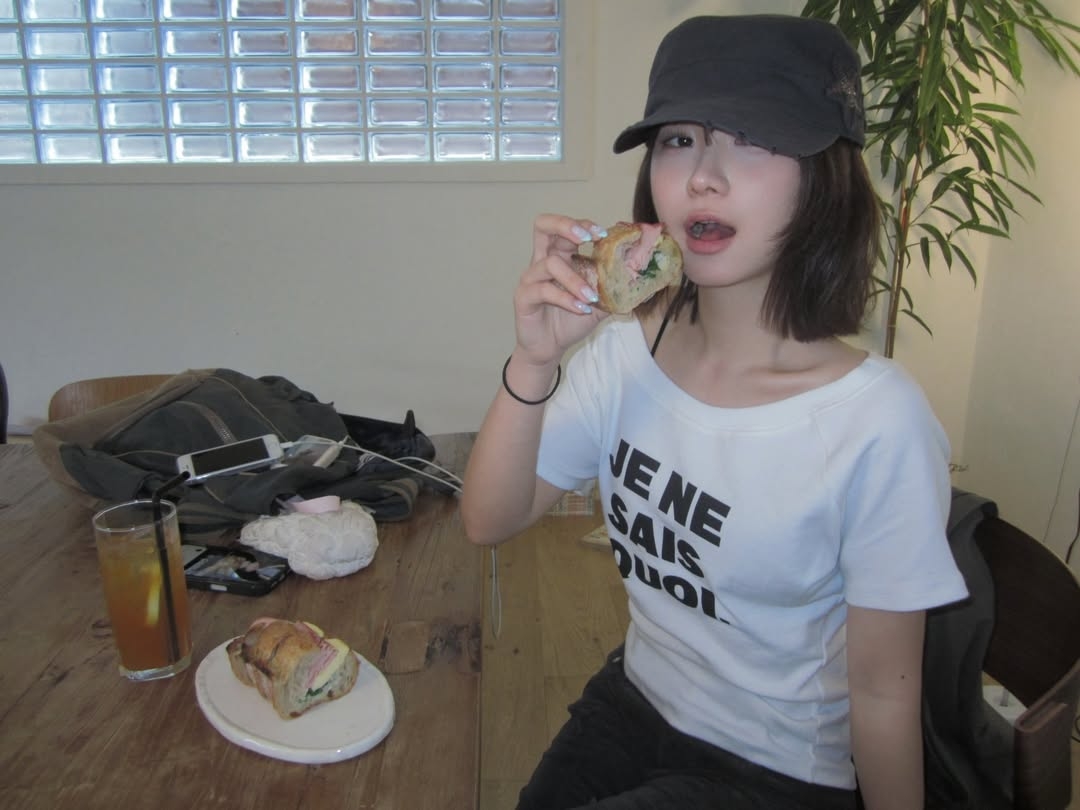 Rosefrantz Minimal French Lettering T-shirt [White] 착용 스타일 - 4