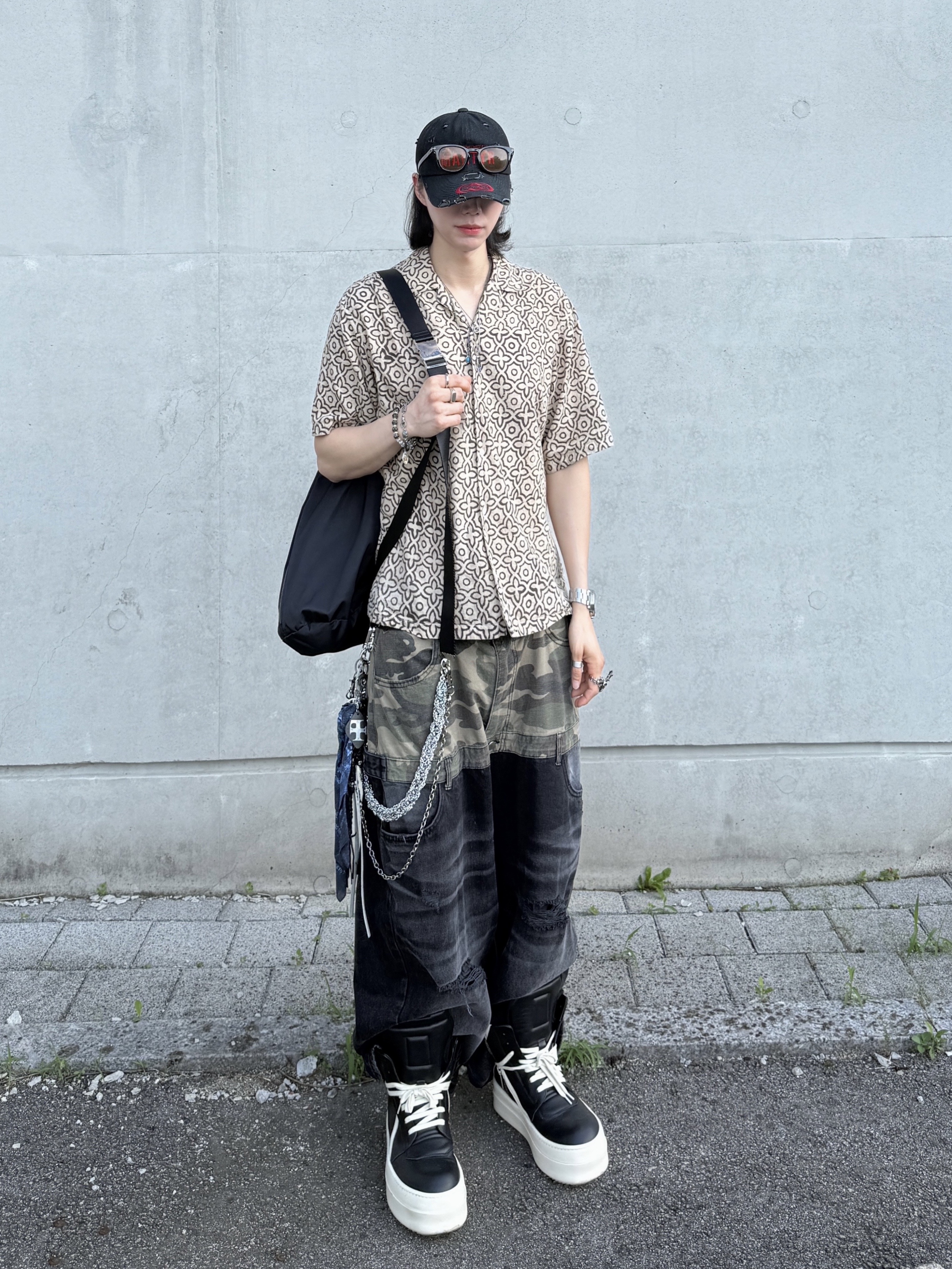 Rick Owens Hollywood Mega Bumper Geobasket in Full Grain Calf Leather Black Milk, Rick Owens Mega Bumper Geobasket Black Milk 착용 스타일 - 5