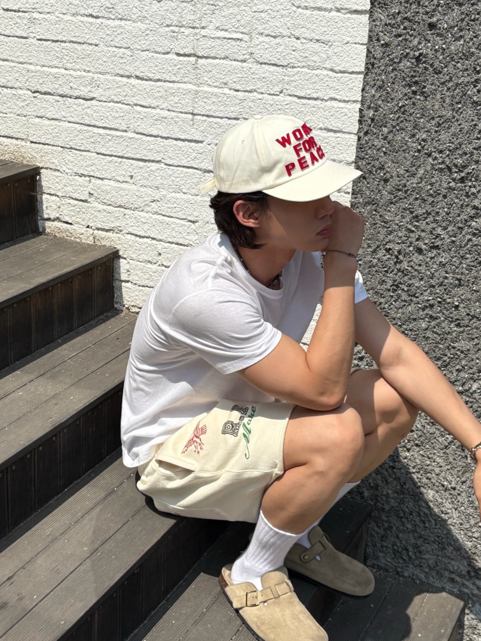 [KREAM 단독] AMOU Cali Shorts Cream, AMOU Work For Peace 5pannel Cap Ivory 착용 스타일 - 1