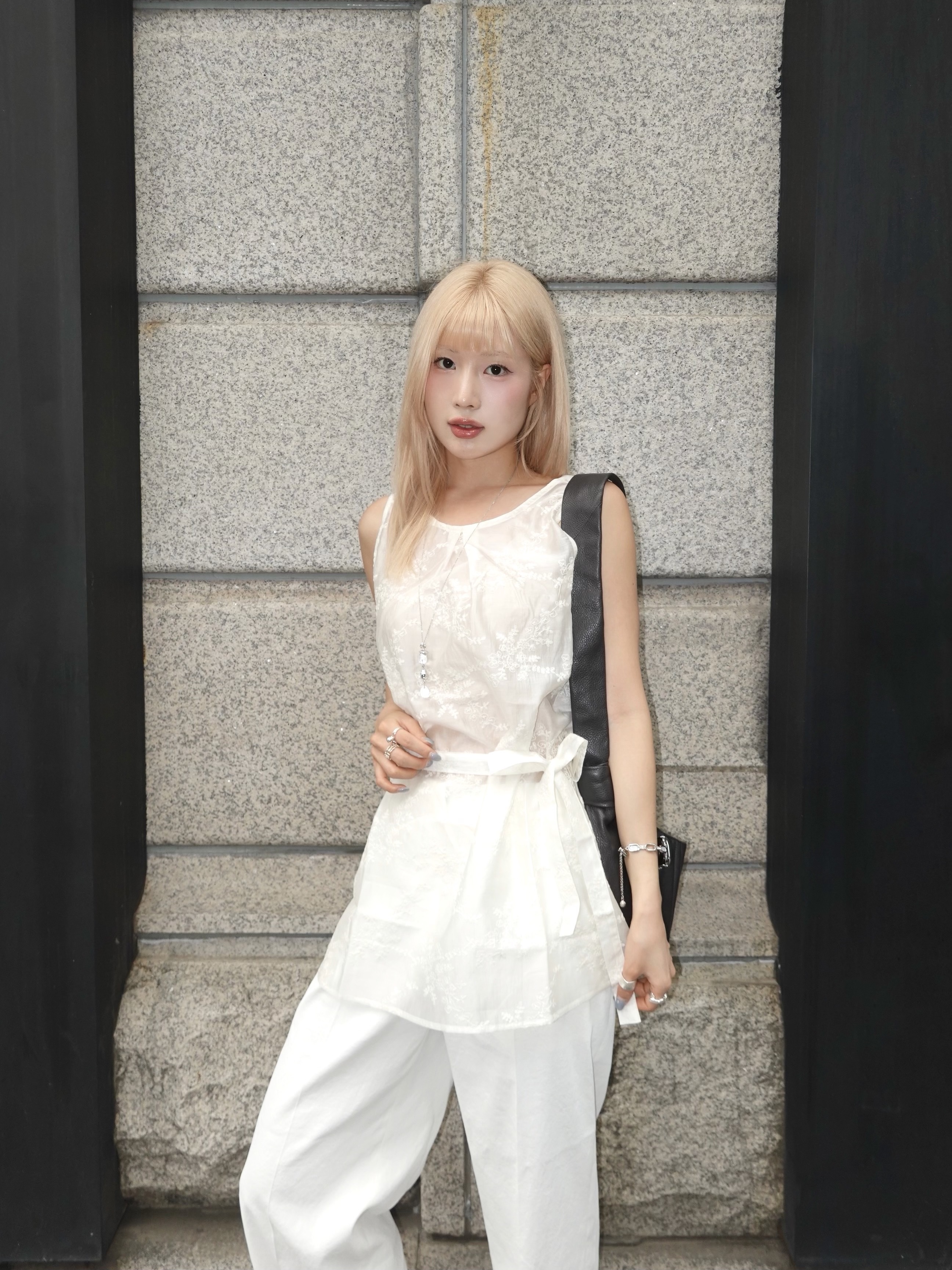 Lemaire Small Croissant Bag Soft Nappa Leather Dark Chocolate 착용 스타일 - 5