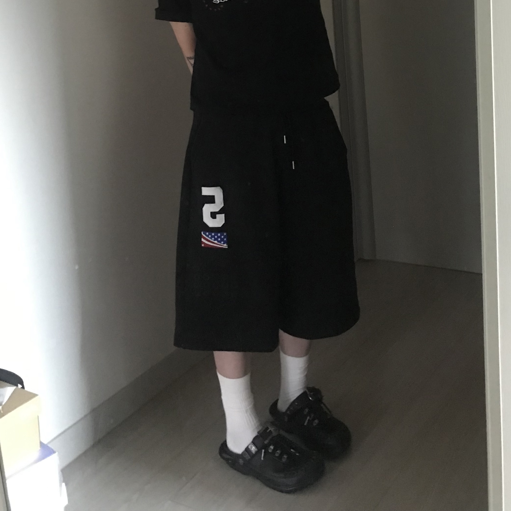 NICKEL DONKEY BERMUDA PANTS, Crocs x Andersson Bell Classic Clog Black 착용 스타일 - 1