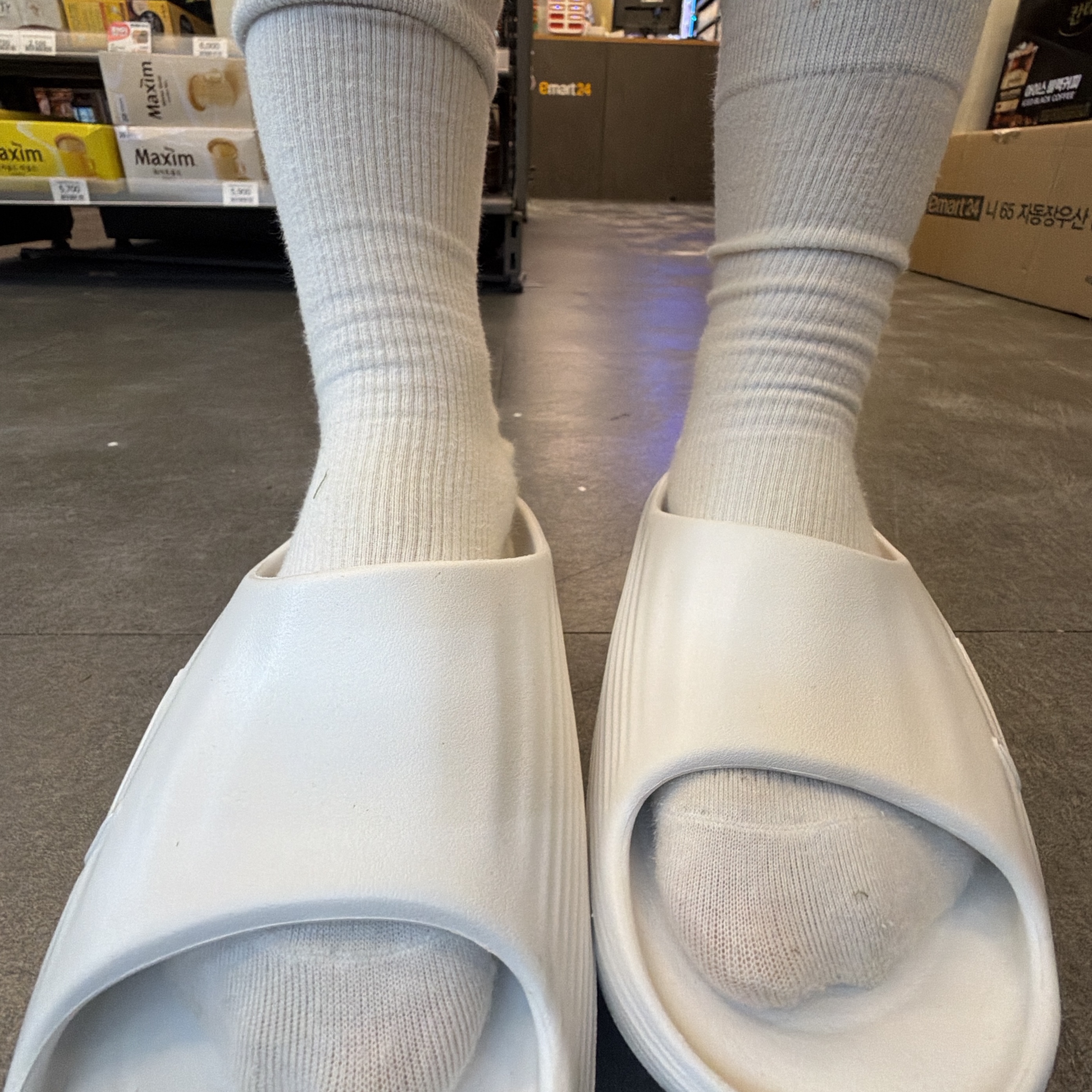(W) Nike ReactX Rejuven8 Slide Sail 착용 스타일