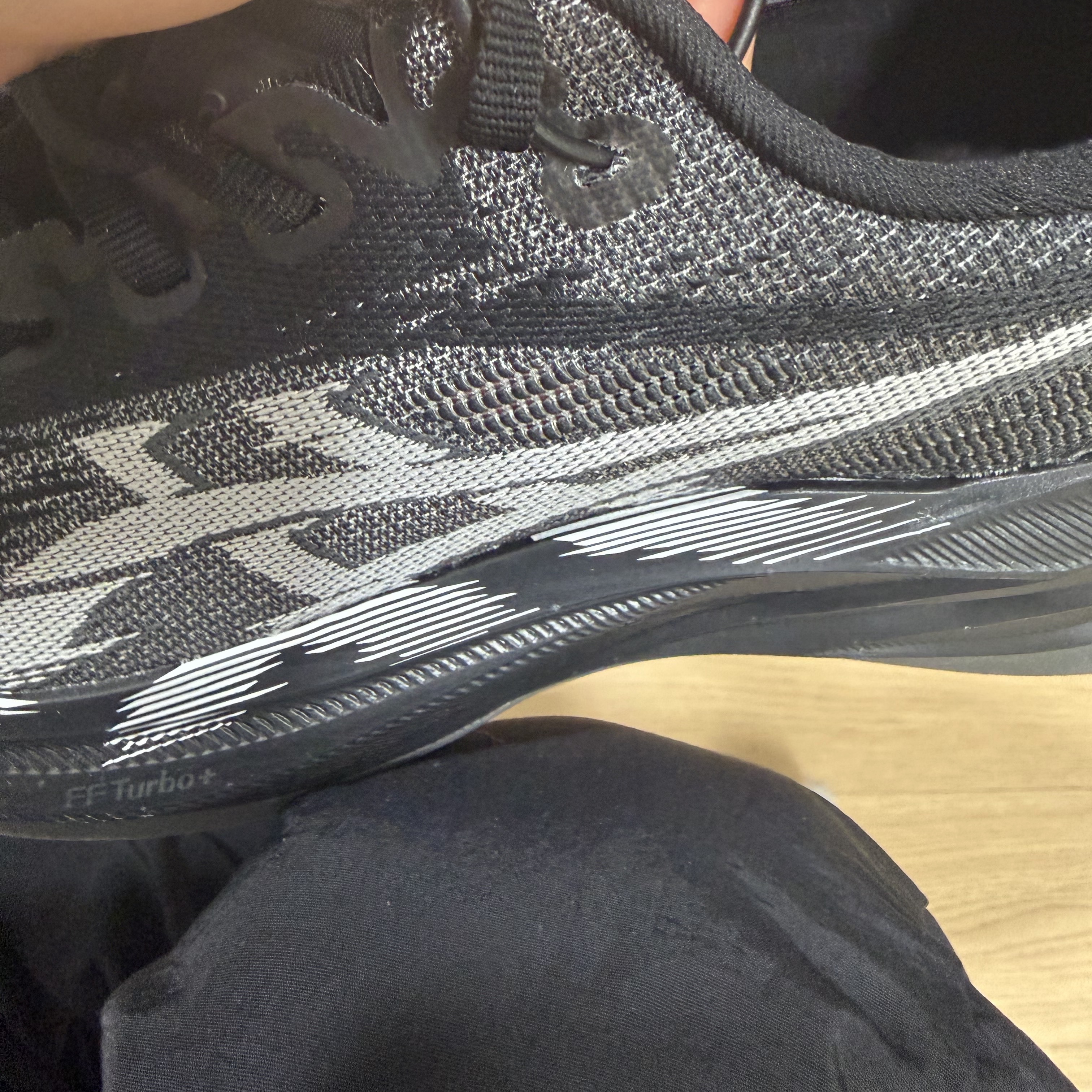 Asics Superblast 2 Black White 착용 스타일 - 5