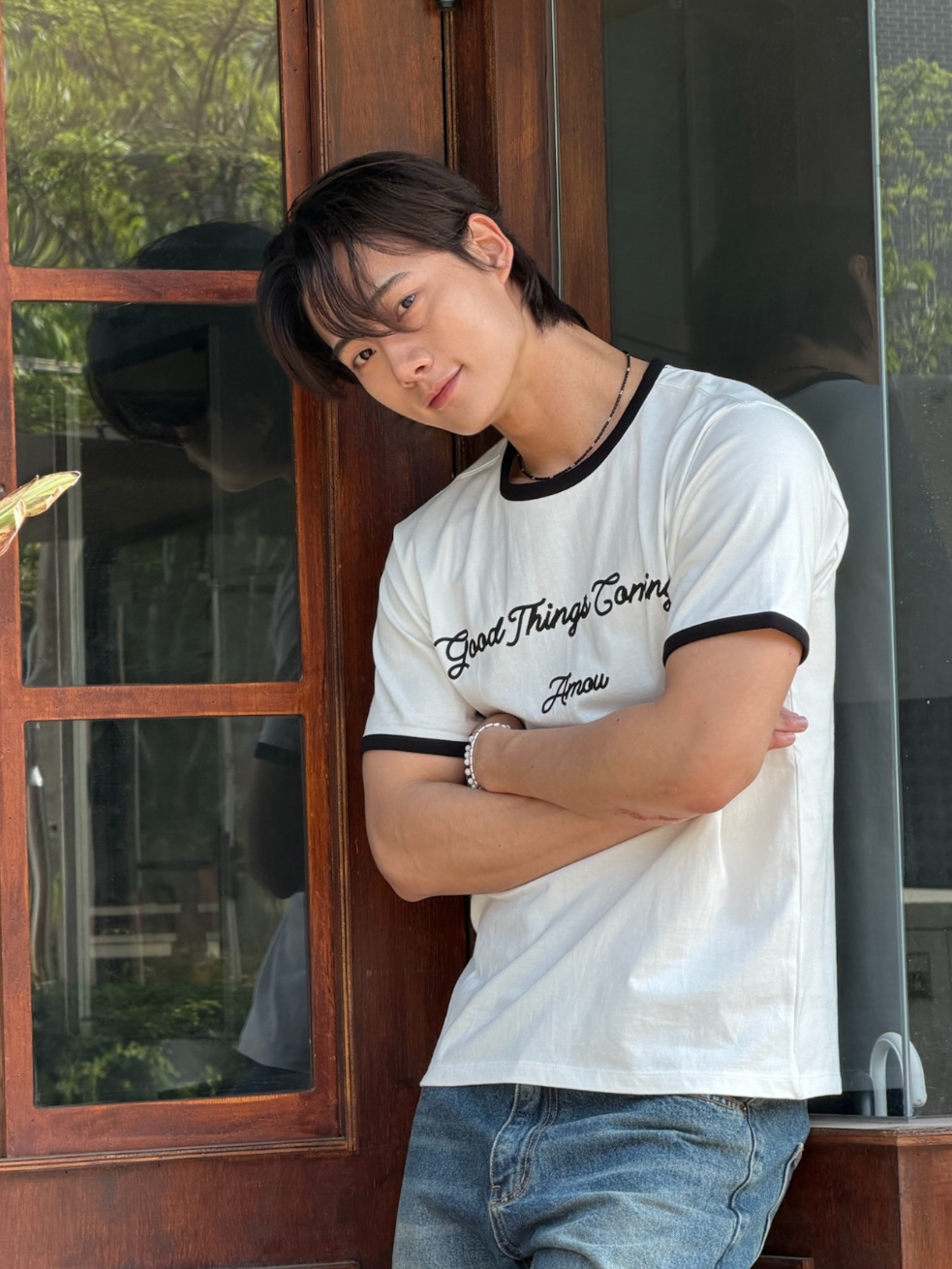 AMOU Good Things Coming Arch Logo Ringer Half T-Shirts White 착용 스타일 - 1