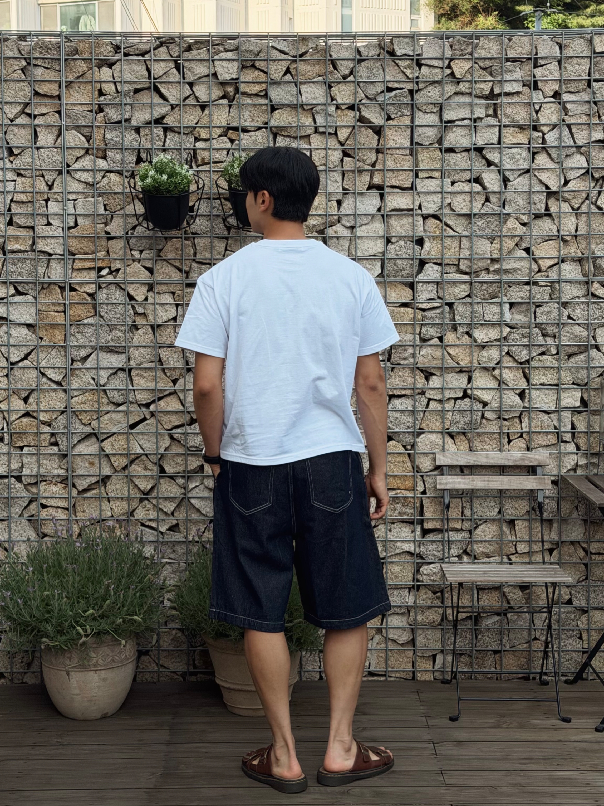 Knitted Pigment Palm Tree Graphic T-Shirt White, Knitted Pigment Palm Tree Graphic T-Shirt Black 착용 스타일 - 4