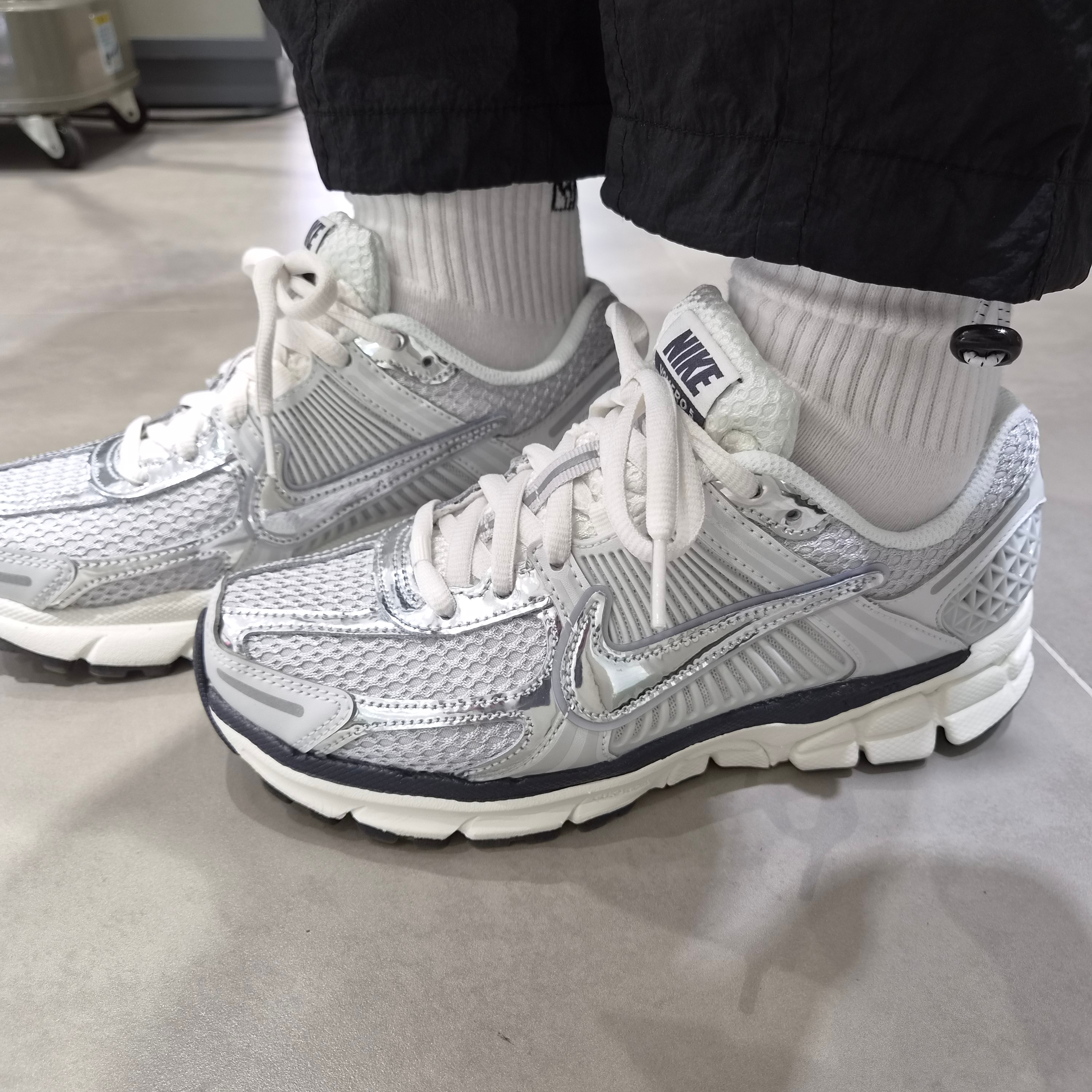 (W) Nike Zoom Vomero 5 Photon Dust and Metallic Silver 착용 스타일 - 2