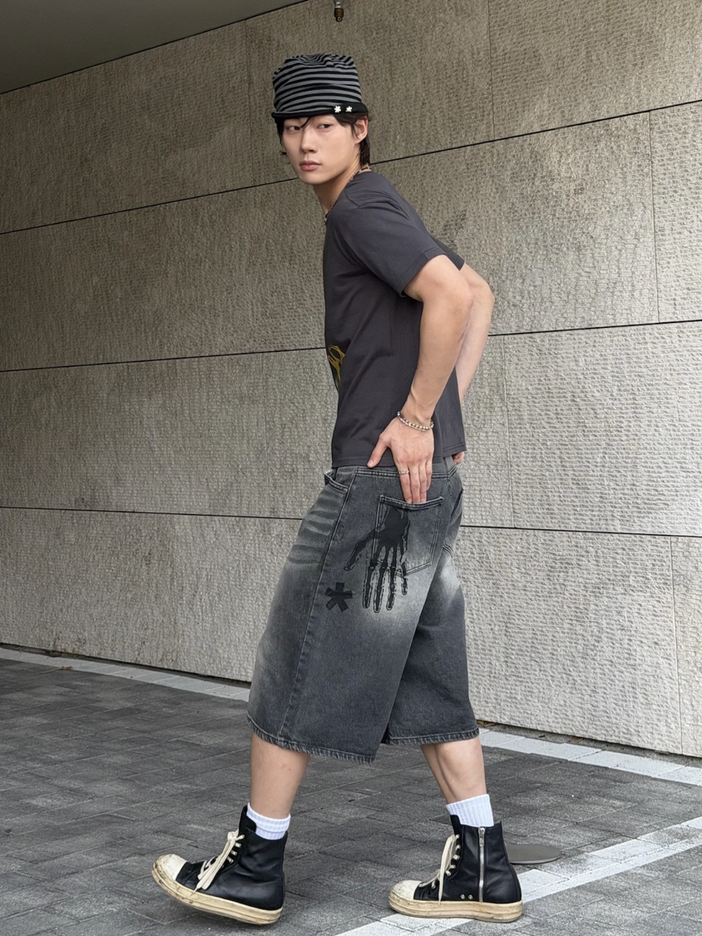AMOU Hand Sign Denim Bermuda Pants Black, AMOU Reversible Stripe Beanie Black 착용 스타일 - 1