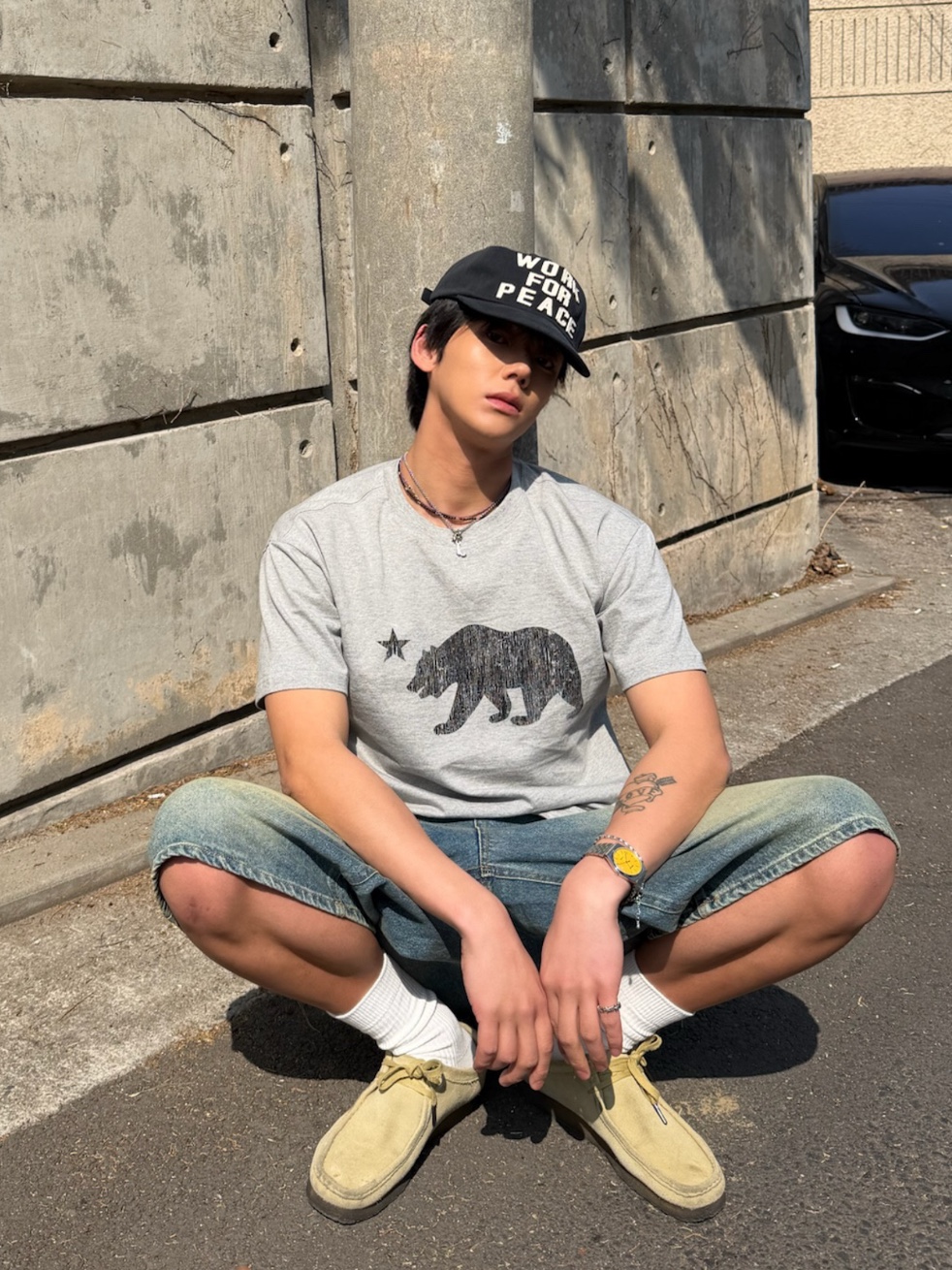 AMOU Cali Bear Half T-Shirts Gray, AMOU Work For Peace 5pannel Cap Black 착용 스타일 - 2