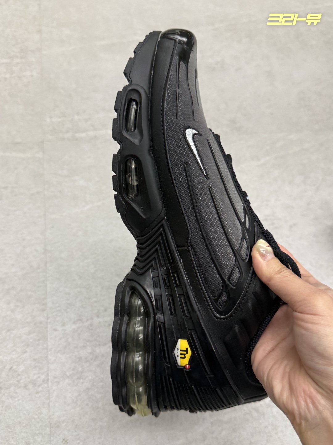 Nike Air Max Plus 3 Black Wolf Grey 착용 스타일 - 4