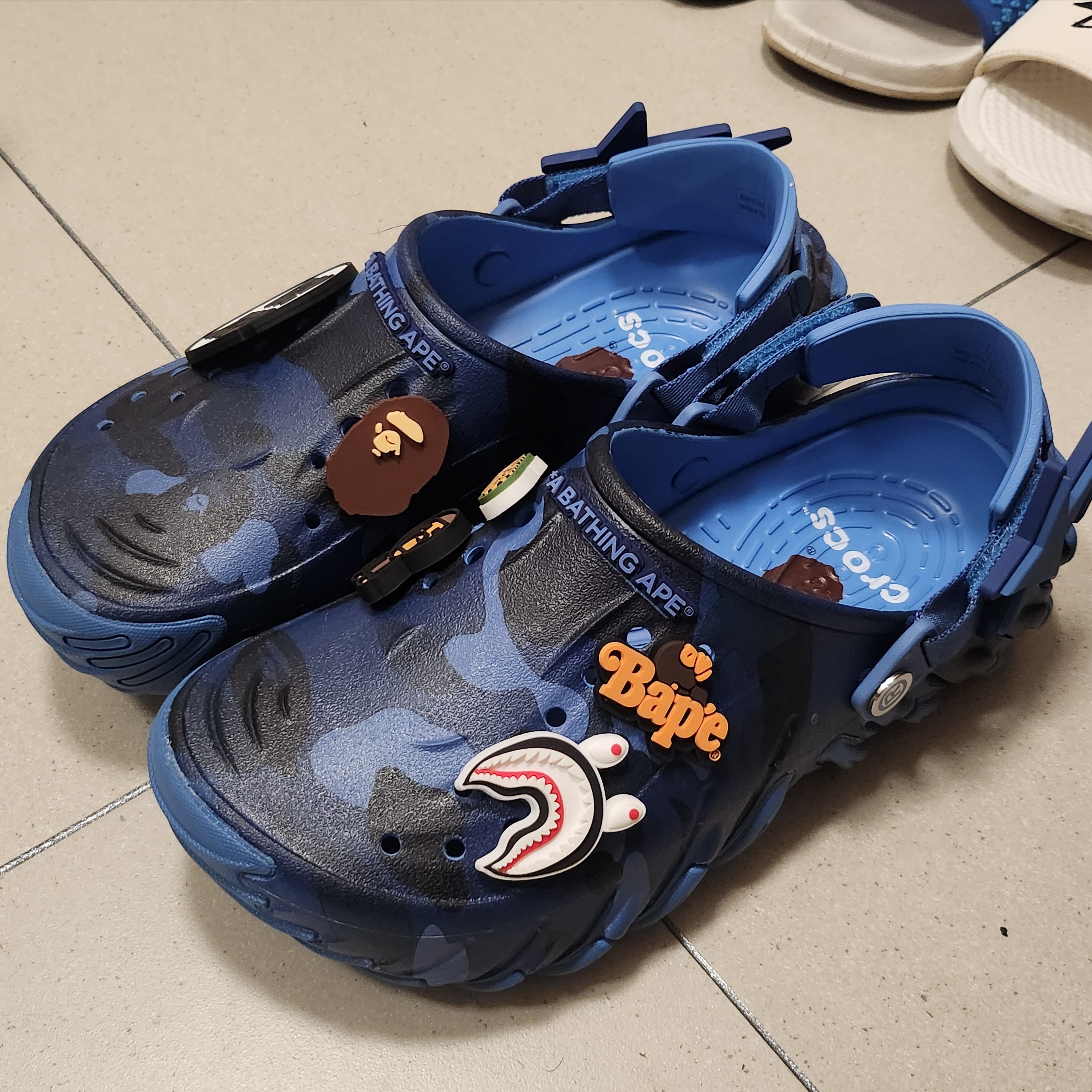 Crocs x BAPE Echo RO Clog Navy 착용 스타일 - 2