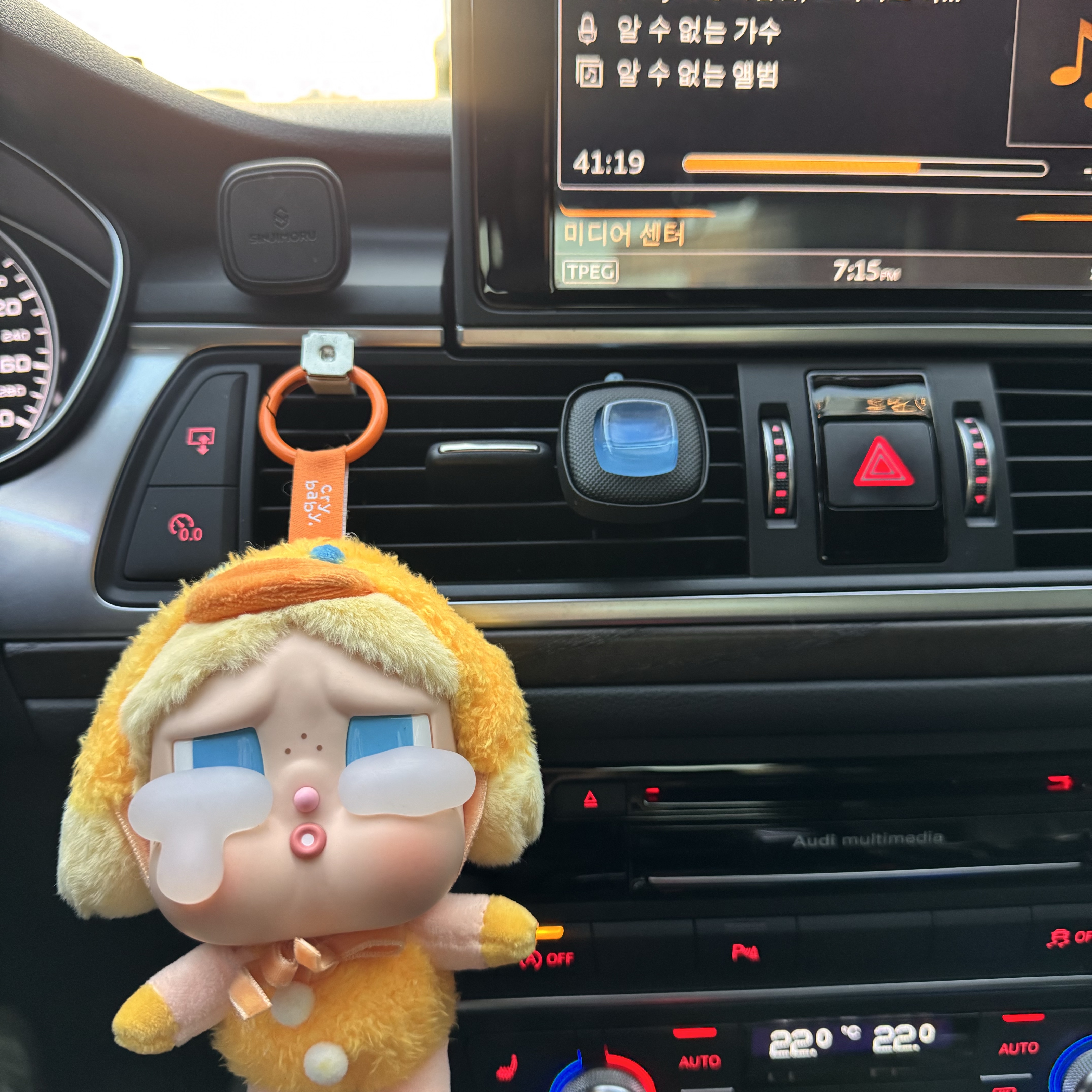 Pop Mart Crybaby Crying Again Series Plush Keyring Sealed Case (1 Blind Box) 착용 스타일