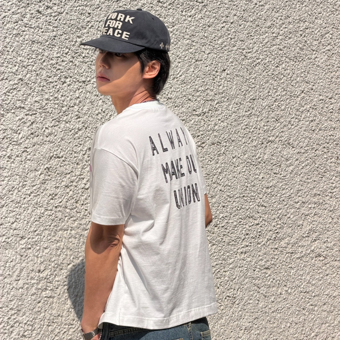 AMOU Holiday Half T- Shirts White, AMOU Work For Peace 5pannel Cap Black 착용 스타일 - 1